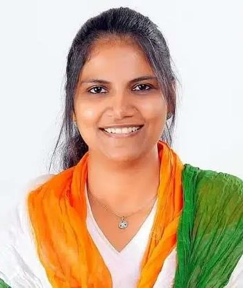 VSSyamlal's tweet photo. പി എം ശ്രീയിൽ ഒരുവിധം നുണ പറഞ്ഞുo ജനങ്ങളുടെ കണ്ണിൽ പൊടിയിട്ടും തട്ടിയും മുട്ടിയും പിടിച്ചു നിൽക്കുകയായിരുന്ന ലീഗിനെയും സതീശനെയും കൊണ്ടു പോയി കൊലക്ക് കൊടുത്ത മൊതല് 🔥

ജെബി മേത്തർ...❤️ https://t.co/2dl5rcVmOz