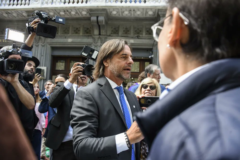 Tiatucura1's tweet photo. Buen día, amigos!

@LuisLacallePou es el líder político mejor valorado, según Equipos: Orsi y Topolansky encabezan entre los frenteamplistas.

El expresidente es el único dirigente con saldo neto de imagen positivo. Yamandú Orsi ocupa el segundo lugar y Lucía Topolansky el tercero, de acuerdo con una encuesta de Equipos Consultores.

El estudio, que evaluó a cerca de 30 dirigentes políticos, ubica al expresidente al frente de los principales indicadores de valoración ciudadana. Además, advierte que el conjunto del liderazgo político uruguayo atraviesa un momento de bajo aprecio ciudadano en comparación con otros períodos.
https://t.co/Bqc6EpDSA0
---------------------------------------
CC: @FitoSayago @olavouy @daroHC @arocena2002
@ferrarialdo28 @ardeleo @AAstolB @GallegoOficial1
@FBRAZF09 @MartinP39777865 @MarianellaVale8
@Almaok2025 @Amambay2014 @FerreiraSivia 
@corbetto_delia @SilvanaDFrances @MariaInesPerezG
@Natisol106 @MartinP39777865 @victorlarreguii
@AliBertamini @MVanRompaey @lilapoppiti @sylkbor
 @majodevivo @carlosbook11 @pattynoblelema
@CeciliaOrdeig @balvarez71 @albertvaccaro21
@soylabagual @InodoroPer25877

#ampliar