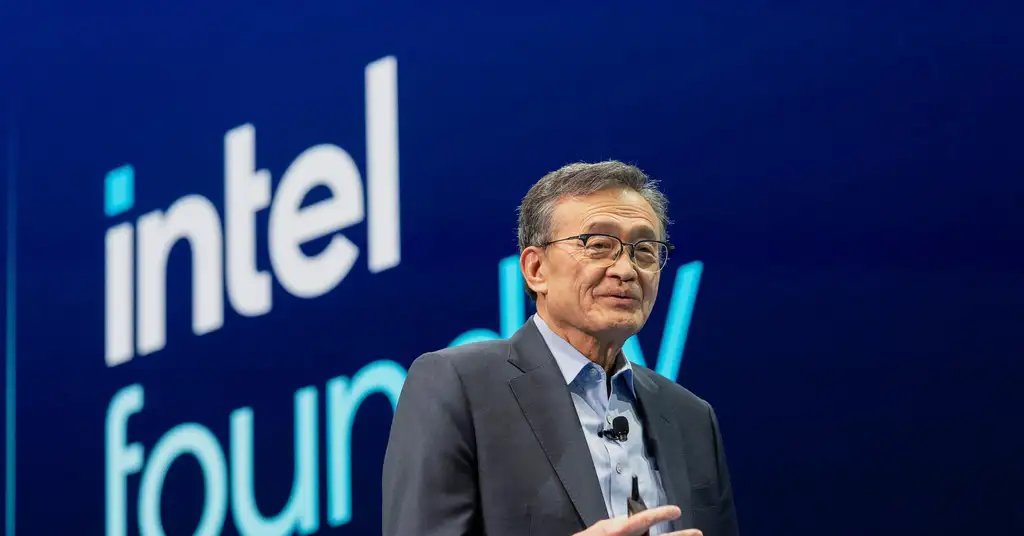 WallStDiaries's tweet photo. $INTC
Intel Ceo'su Bir şeyler mi karıştırıyor?

Intel, x86 mimarisine ait düşük güçlü Atom işlemci teknolojisine erişim hakkını RosaicLabs şirketine devretti. Yarı iletken devinin çip tasarım kodlarını dışarıya açması sektörde son derece nadir görülen stratejik bir adım olarak öne çıktı.

Kararın arkasında güçlü bir yöneticilik bağı bulunuyor. Intel CEO'su Lip-Bu Tan ile RosaicLabs yöneticisi Amarjit Gill'in uzun süreli ortak yatırımcılık geçmişi yer alıyor. İkili daha önce Meta ve Qualcomm tarafından satın alınan Rivos ile Nuvia girişimlerinde de birlikte yer aldı.