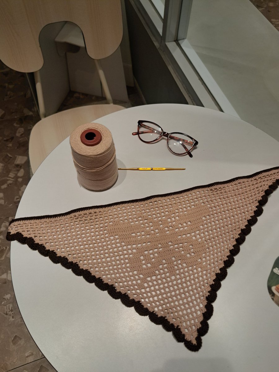 piclouda's tweet photo. #SudutRajutMonthlyChallenge 

🦋Filet Crochet Triangle Scarf🦋

🧶 benang jala
🪡 3/0
📝 Filet crochet triangle scarf by DIYGuru https://t.co/ejt7bxcpE4