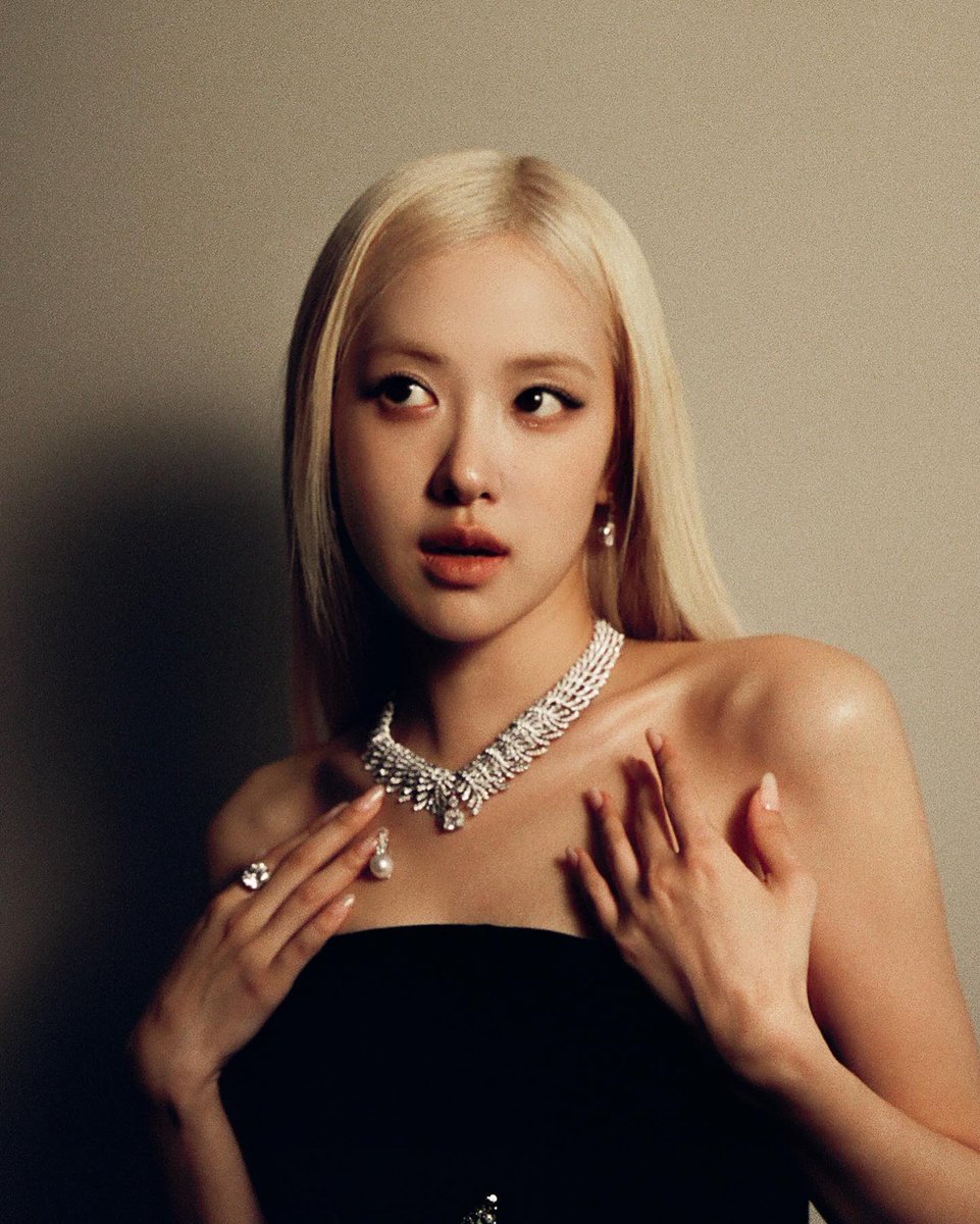 charts_rose's tweet photo. Spotify has reportedly surpassed MelOn as the second most used music streaming service in South Korea.

— ROSÉ's “toxic till the end” and “APT.” are the two most streamed songs by a female soloist on Spotify Korea chart. https://t.co/qumTvuG0af