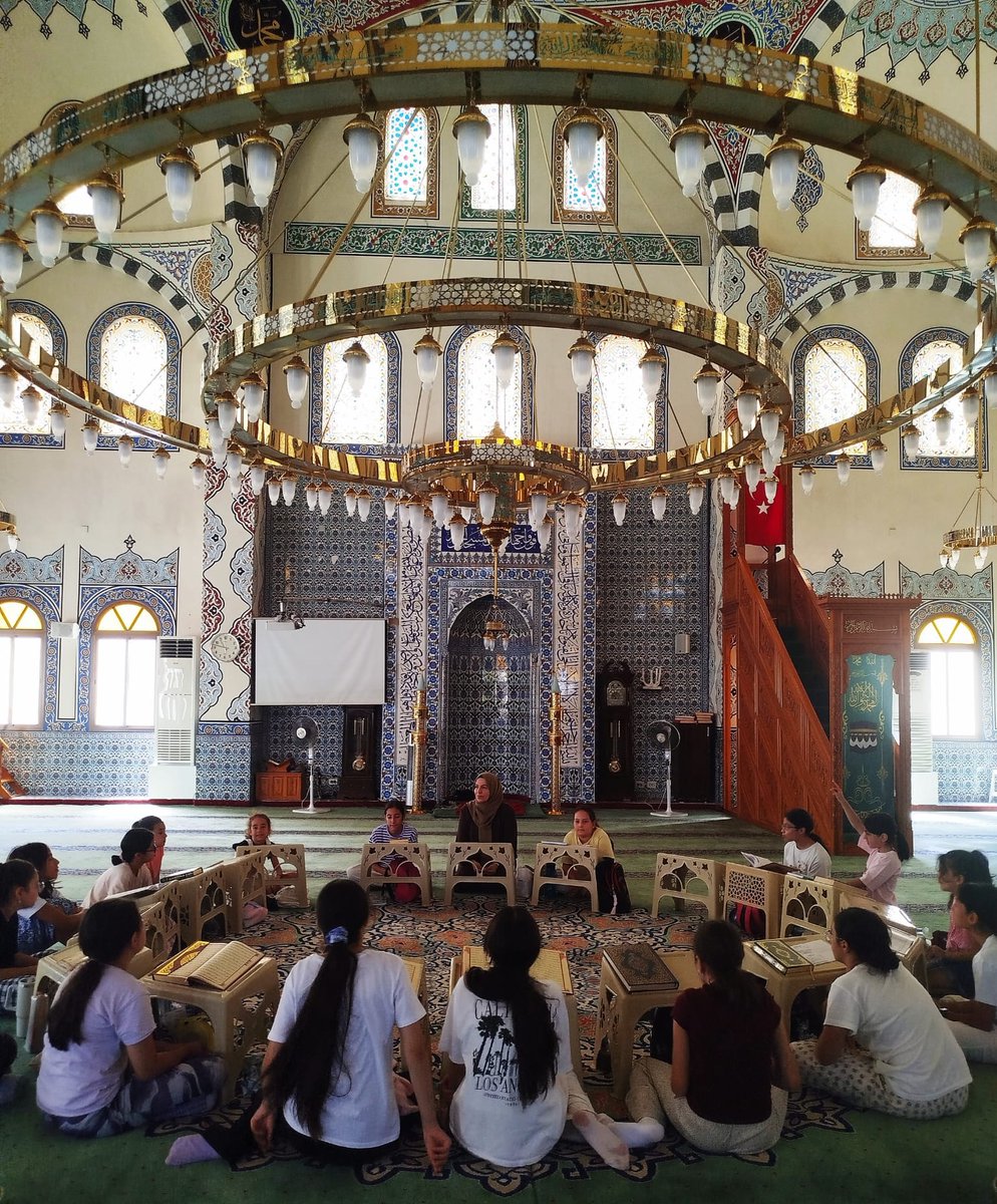 gzmrmftlk's tweet photo. "AİLE SEMİNERLERİ"

Gaziemir Müftülüğü Aile ve Dini Rehberlik Bürosu faaliyetleri kapsamında İlçe Vaizleri Ayfer SİVARİ ve Zeynep ALTUNÇ tarafından Merkez Cami ile Kömürcüler Cami yaz kuran kursu öğrencilerine yönelik "Mahremiyet Bilinci" konulu seminerler gerçekleştirildi. https://t.co/l8jtgZp238