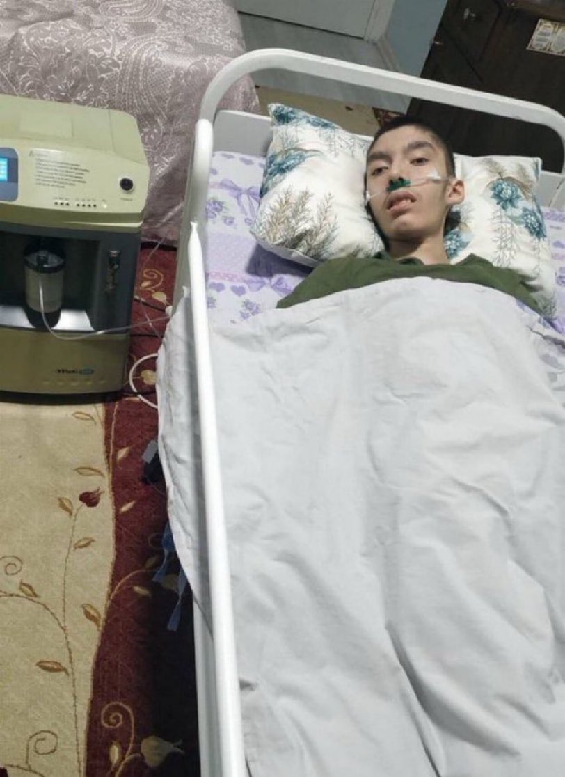 TutsakBebekler's tweet photo. 18 yaşındaki %94 zihinsel engelli, otizmli,epilepsi hastası olan Yakup Ali Çetin, 5 yıldan beri çok sevdiği babası Eyüp Çetin'den ayrı. 

Yakup Ali'nin öğretmen babası Eyüp Çetin, hukuktaki "Kanunsuz suç ve ceza olmaz." ilkesi yok sayılarak gerçekte suç olmayan fiiller suçmuş gibi gösterildiği için 2021'den beri hapiste.

Cezaevine ziyarete gidip babasını göremeyen  yatalak durumda olan Yakup Ali, 13 yaşında son kez gördüğü babasını tekrar görme hayaliyle hayatta kalmaya çalışıyor.
@zekeriyaakturk