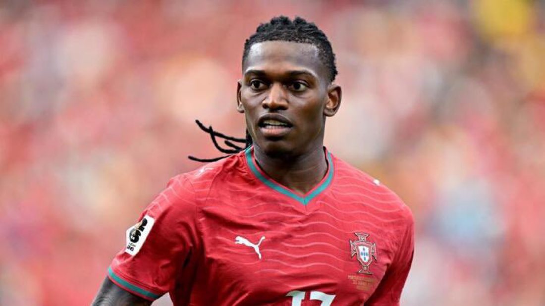 kimyoungfb's tweet photo. 🚨 Rafael Leao dosyasında konuşulan rakamlar:

Fenerbahçe:
• 5 M€ kiralama
• 40 M€ zorunlu satın alma
• 3 M€ bonus
• Oyuncuya yıllık 8 M€ maaş teklifi

Galatasaray:
• 50 M€ satın alma opsiyonlu kiralama
• Oyuncuyla yıllık 10 M€ maaşta anlaşma iddiası

Şu an için maaş tarafında Galatasaray önde görünürken, Fenerbahçe transferi farklı formülle bitirmek istiyor. Son karar Milan’ın.