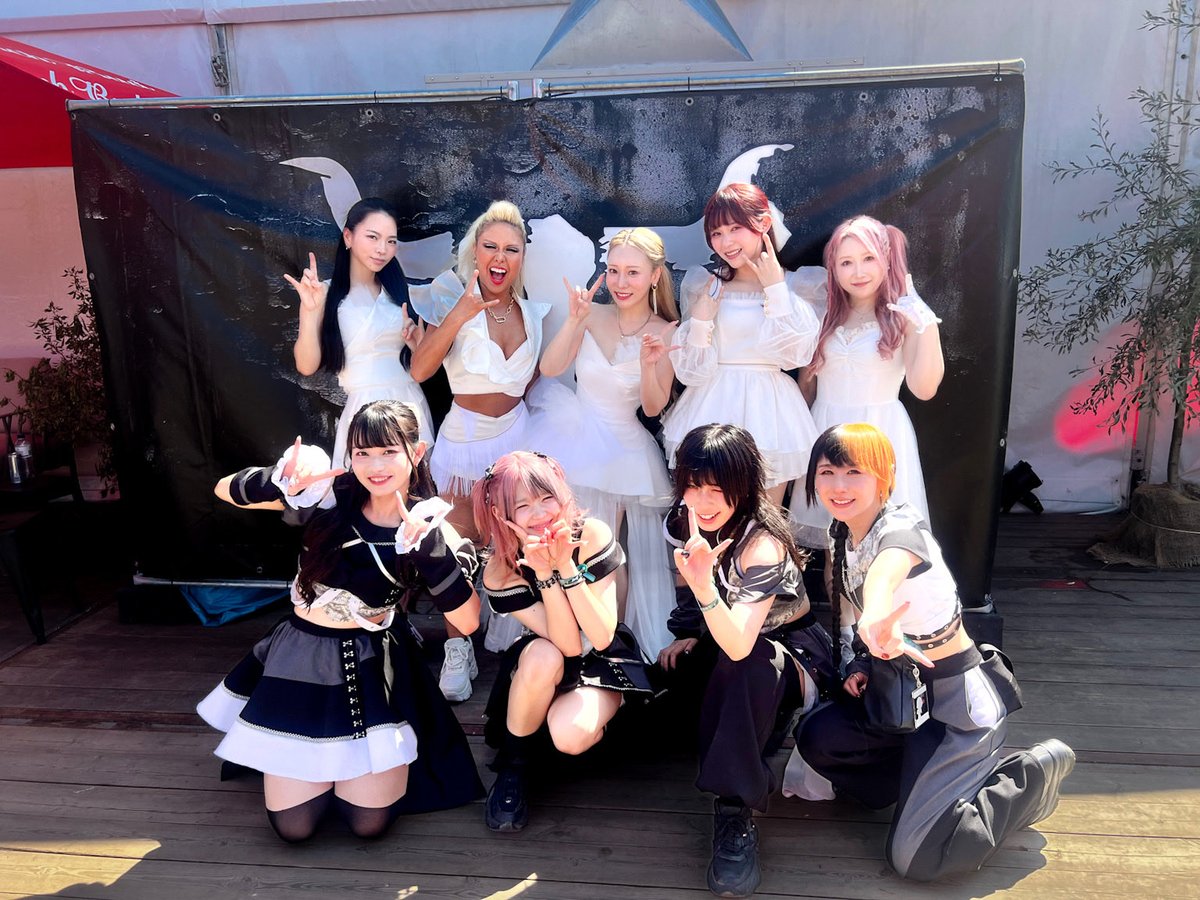 BBTS_koushiki's tweet photo. Wackenでなんと...本番直前のLOVEBITES @lovebites_jp の皆さんとお忙しい中、お写真撮っていただきました...!! そして、本番の様子もBBTSメンバーはミート＆グリートの会場からでしたが麗しい勇姿を拝見してました！カッコよかったぜ...!! https://t.co/y9Pvp8M3IX