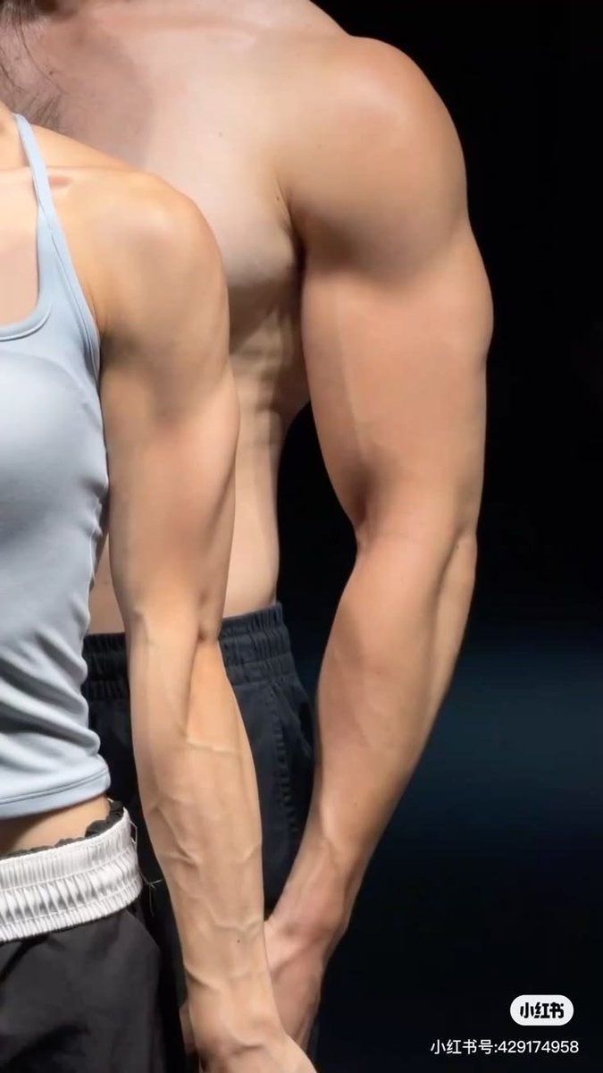 scrollpics's tweet photo. The size difference I deserve: https://t.co/dhAhn15yqW