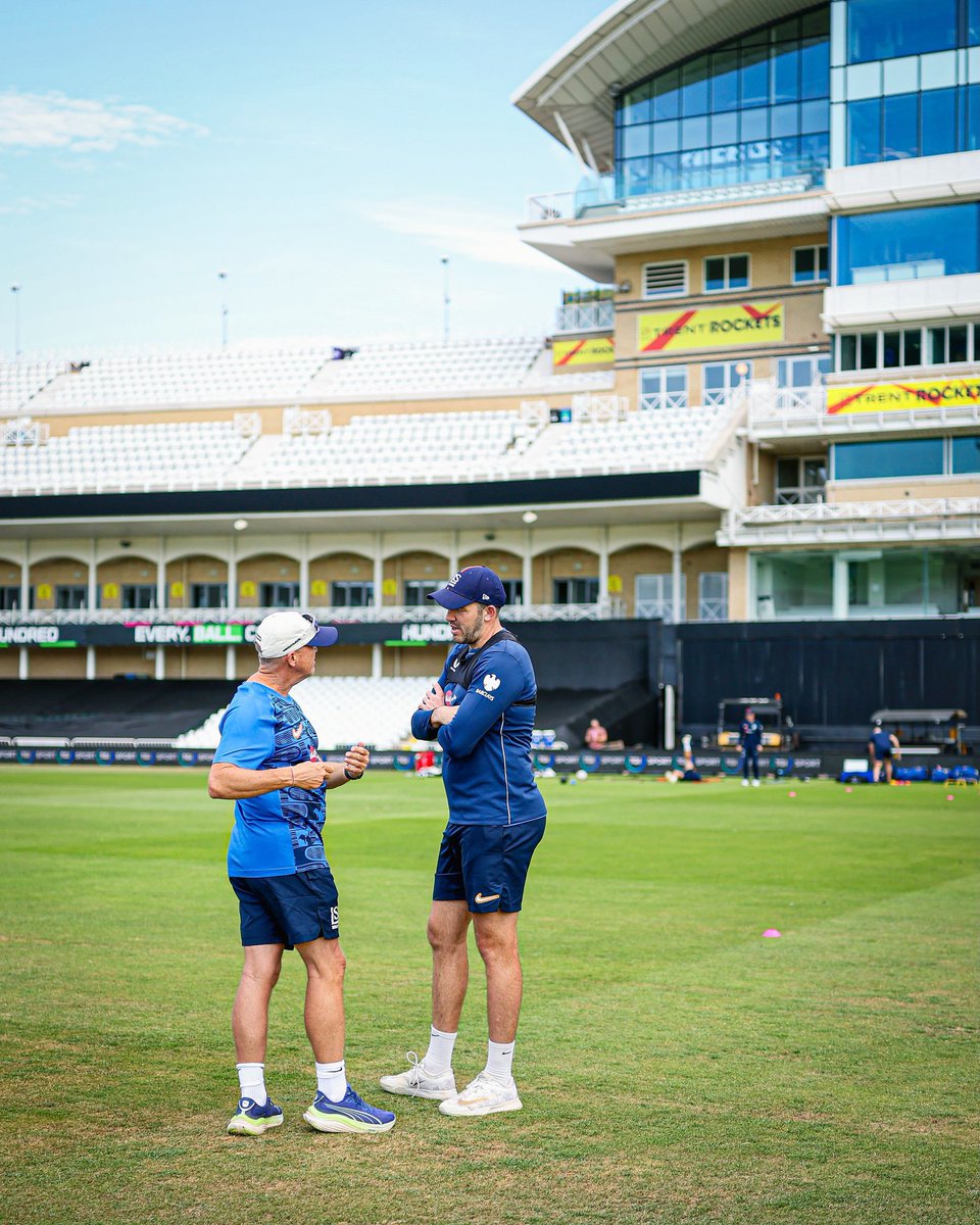 TheCSKian07's tweet photo. #SerJamieOverton Teaching some cricketing skills to Andy Flower . https://t.co/rx27JvqZNm