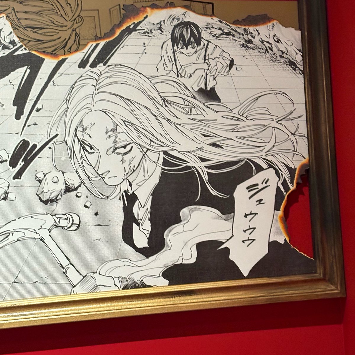 jenniermd's tweet photo. ชอบการจัด Display ของงาน Sakamoto Days มากกกกก ดีเทลลูกเล่นต่าง ๆ คือเท่มาก ทั้งกรอบพัง กระจกแตก รอยเผา ชอบดูอะไรแบบนี้ที่สุดด😭🤍 #SAKAMOTODAYS展

#rmdjpn https://t.co/neS8BYotYq