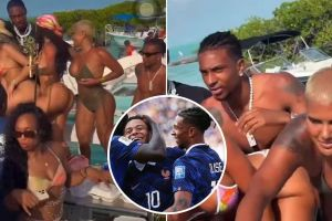 infobae's tweet photo. LAS VACACIONES DE UNA FIGURA DE FRANCIA TRAS EL MUNDIAL 2026: FIESTA, MUJERES Y ALCOHOL EN ALTA MAR

Michael Olise disfruta de sus días de descanso tras la cita internacional y antes de sumarse al Bayern Múnich para encarar la nueva temporada.

La estrella francesa Michael Olise acaparó la atención durante sus vacaciones tras la difusión de videos en los que se le ve en una fiesta en alta mar, acompañado de varios invitados. En las imágenes grabadas por el rapero haitiano Izolan y compartidas en sus redes sociales, se pudo observar a Olise, futbolista del Bayern de Múnich, sentado en la cubierta de un yate, rodeado de música, comida y un grupo numeroso de mujeres. Uno de los momentos que más repercusión generó fue cuando una joven con bikini colorido realizó un twerking sobre el jugador, quien se mostró tranquilo y sin reaccionar más allá de posar brevemente la mano en la espalda de la bailarina. El video, subido a Instagram por Izolan, tuvo una duración de apenas unos segundos, pero fue suficiente para viralizar el episodio.

Infobae 📎 https://t.co/EJtVR9t5Z8