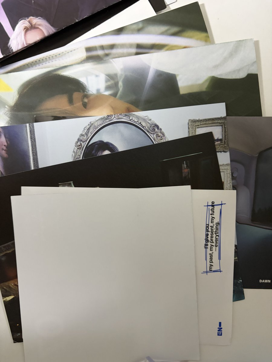 angum3m's tweet photo. 트친들… 내가 잘 모르는 건강,
원래 랜덤박스는 앨범 안에 잇는 거 주고 그래??
나 비공굿 갖고 싶어서 폭탄으로 쥰다길래
1.5 랜박 삿는데 앨범안에잇는 포스터 엽서 그런거랑
포스터 다 구겨져서 옴 ㅠㅠㅠ https://t.co/PZKcDnmru2