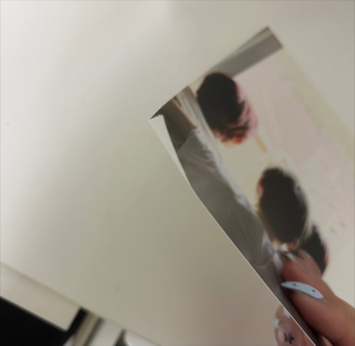 angum3m's tweet photo. 트친들… 내가 잘 모르는 건강,
원래 랜덤박스는 앨범 안에 잇는 거 주고 그래??
나 비공굿 갖고 싶어서 폭탄으로 쥰다길래
1.5 랜박 삿는데 앨범안에잇는 포스터 엽서 그런거랑
포스터 다 구겨져서 옴 ㅠㅠㅠ https://t.co/PZKcDnmru2