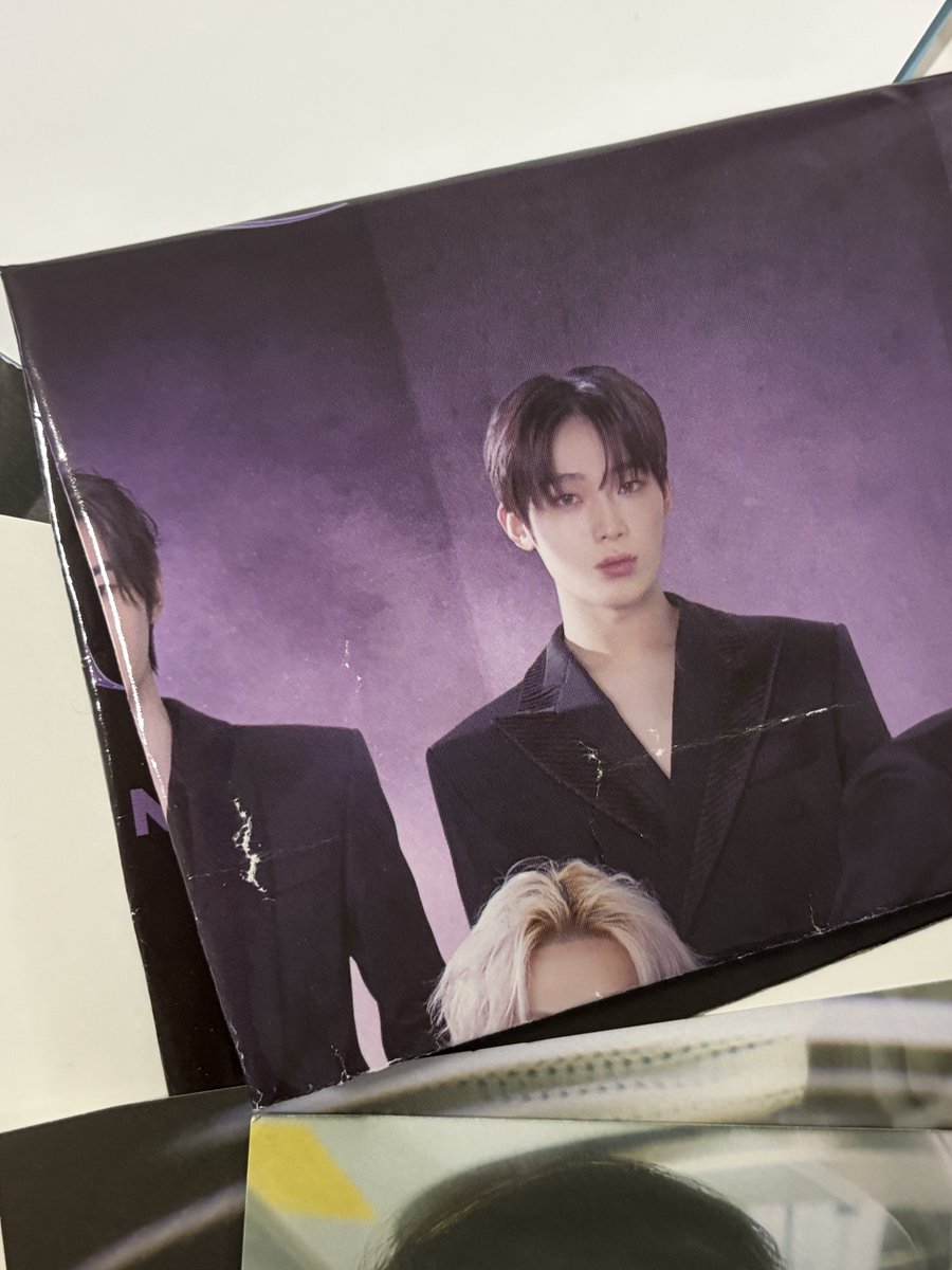 angum3m's tweet photo. 트친들… 내가 잘 모르는 건강,
원래 랜덤박스는 앨범 안에 잇는 거 주고 그래??
나 비공굿 갖고 싶어서 폭탄으로 쥰다길래
1.5 랜박 삿는데 앨범안에잇는 포스터 엽서 그런거랑
포스터 다 구겨져서 옴 ㅠㅠㅠ https://t.co/PZKcDnmru2