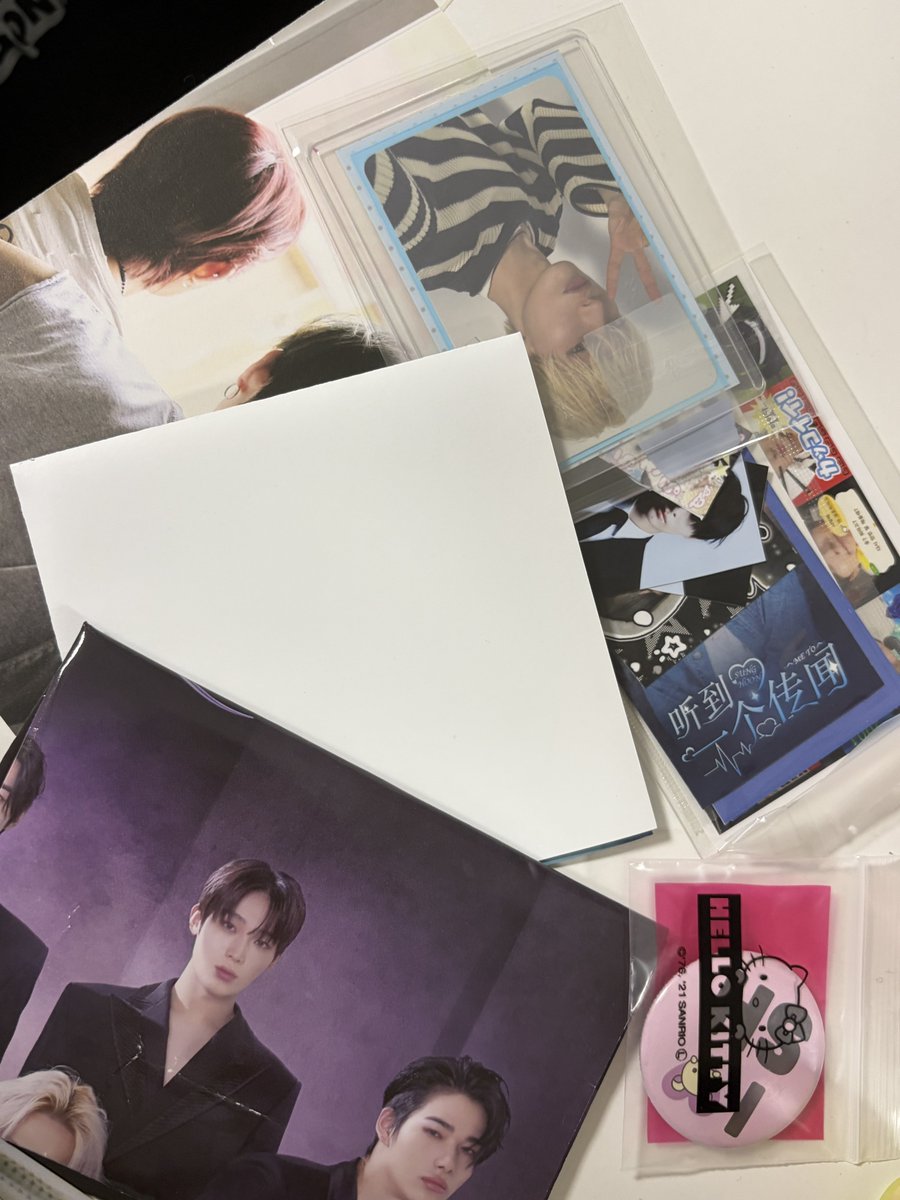 angum3m's tweet photo. 트친들… 내가 잘 모르는 건강,
원래 랜덤박스는 앨범 안에 잇는 거 주고 그래??
나 비공굿 갖고 싶어서 폭탄으로 쥰다길래
1.5 랜박 삿는데 앨범안에잇는 포스터 엽서 그런거랑
포스터 다 구겨져서 옴 ㅠㅠㅠ https://t.co/PZKcDnmru2