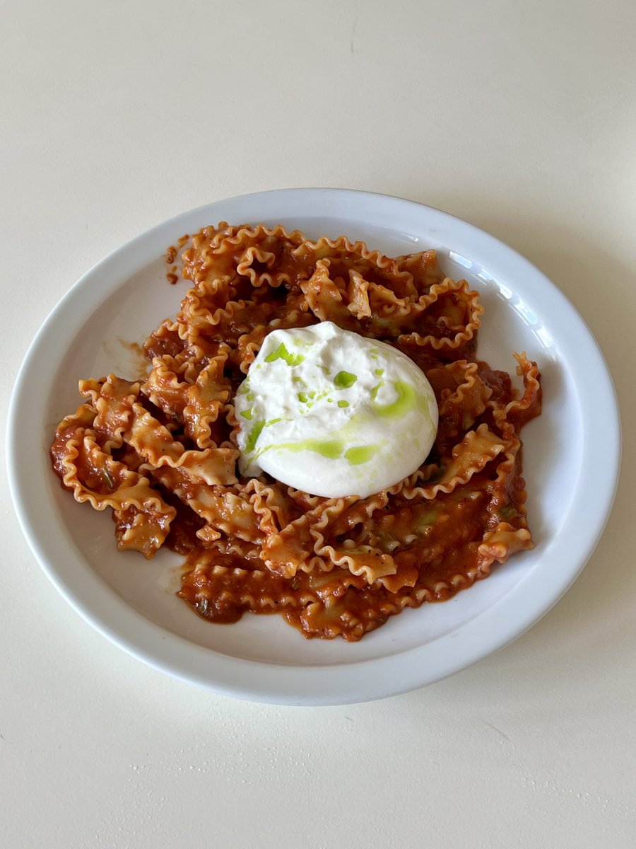 luveatluv's tweet photo. 📍용산 무쉬

대파피자? 의심해서 미안해….
알싸한 맛은 없고 은은한 단맛과 치즈의 고소함 거기에 쫀득한 도우까지 삼박자가 완벽해서 일행 모두 1등 준 피자
노루궁뎅이 함바그도 채즙 풍미 미쳤고…
파스타는 무난 연근 피클도 너무 잘어울렸다
매장도 예쁘고 와인도 있어서 분위기 내기도 좋음! https://t.co/79fsVf0SR8