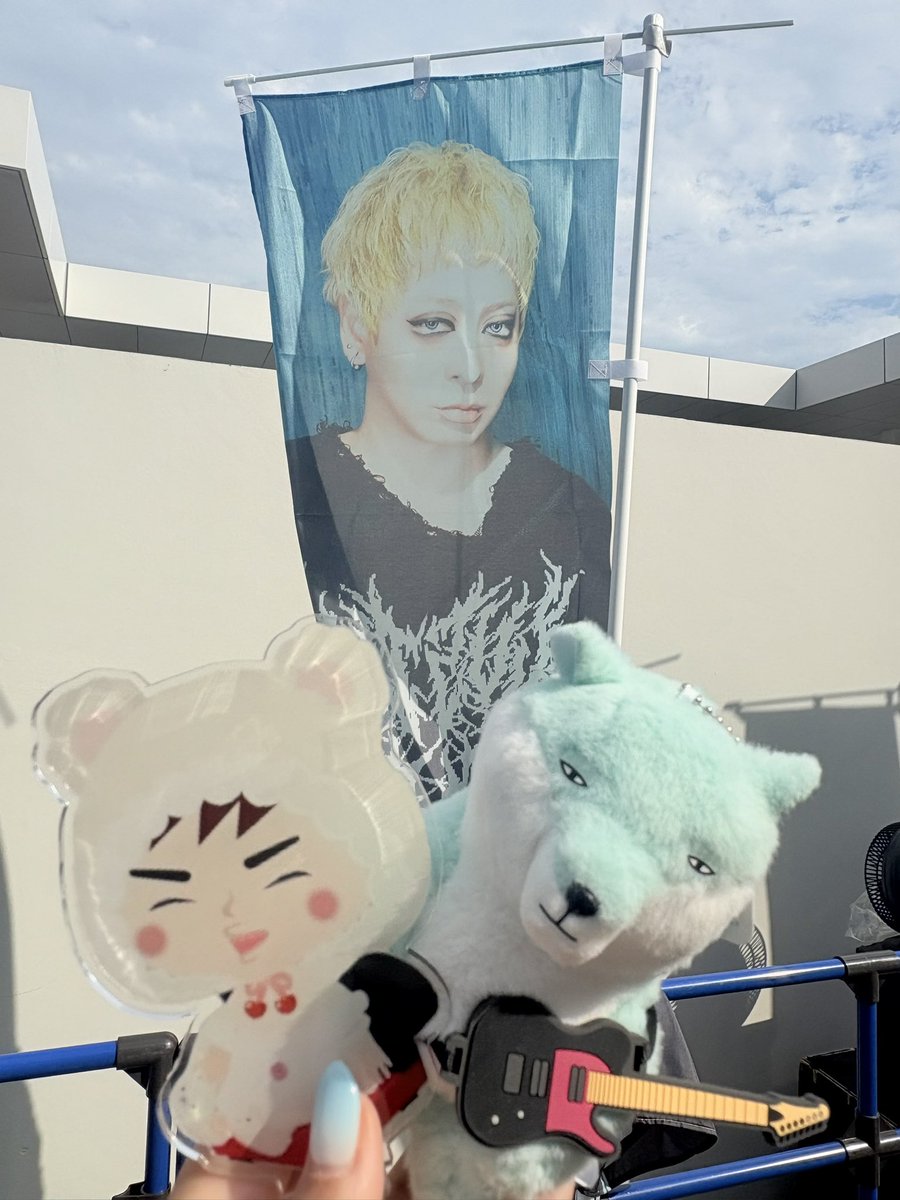 kob_kei's tweet photo. すんげー楽しかった！柵多くて2柵前だとモッシュするスペースが細長かったけど結構動けたと思う。

蜉蝣の時のガラさんがすごく楽しそうで素敵だなと思ったのと、先月も言ったかもしれないけどテツさんがイケメンすぎてびっくりする。衣装も最高でした。メリーも行きます。

 #大佑祭り https://t.co/EKbB9v3WRg