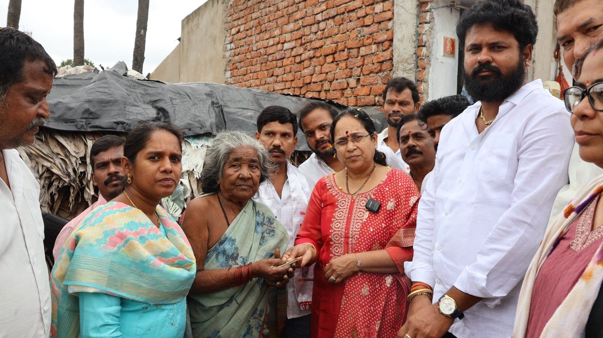 LokamMadhavi's tweet photo. భోగాపురం మండలం రెల్లిపేట ��్రామంలో లబ్ధిదారులకు పెన్షన్లు పంపిణీ చేసిన ఎమ్మెల్యే శ్రీమతి లోకం మాధవి గారు

భోగాపురం మండలం రెల్లిపేట గ్రామంలో నిర్వహించిన పెన్షన్ పంపిణీ కార్యక్రమంలో నెల్లిమర్ల నియోజకవర్గ ఎమ్మెల్యే శ్రీమతి లోకం మాధవి గారు ఈరోజు పాల్గొన్నారు.
ఈ సందర్భంగా అర్హులైన వృద్ధులు, వితంతువులు, దివ్యాంగులు మరియు ఇతర లబ్ధిదారులకు స్వయంగా పెన్షన్లు అందజేసిన ఎమ్మెల్యే లోకం మాధవి గారు, గౌరవ ముఖ్యమ��త్రి శ్రీ నారా చంద్రబాబు నాయుడు గారి నాయకత్వంలో, గౌరవ ఉప ముఖ్యమంత్రి శ్రీ పవన్ కళ్యాణ్ గారి సహకారంతో కూటమి ప్రభుత్వం ప్రతి నెలా పెన్షన్లను సకాలంలో లబ్ధిదారుల ఇంటి వద్దకే అందజేస్తూ వారి జీవితాలకు ఆర్థిక భరోసా కల్పిస్తోందని తెలిపారు.

అనంతరం లబ్ధిదారులతో ఆప్యాయంగా ముచ్చటించిన ఎమ్మెల్యే వారి యోగక్షేమాలను అడిగి తెలుసుకుని, ప్రజలకు ప్రభుత్వం అందిస్తున్న సంక్షేమ పథకాల ప్రయోజనాలు ప్రతి అర్హుడికి చేరేలా నిరంతరం కృషి చేస్తున్నామని పేర్కొన్నారు. ప్రజల సంక్షేమం, గ్రామాల అభివృద్ధి మరియు మెరుగైన మౌలిక సదుపాయ��ల కల్పనకు కూటమి ప్రభుత్వం కట్టుబడి పనిచేస్తోందని తెలిపారు.

@janasenaparty @pawankalyan @ncbn @jspshatagniteam @jspveeramahila @apdeputycmo 

#LokamMadhavi #pensionpampini #JanasenaParty #IdhimanchiPrabhutvam #NellimarlaConstituency
