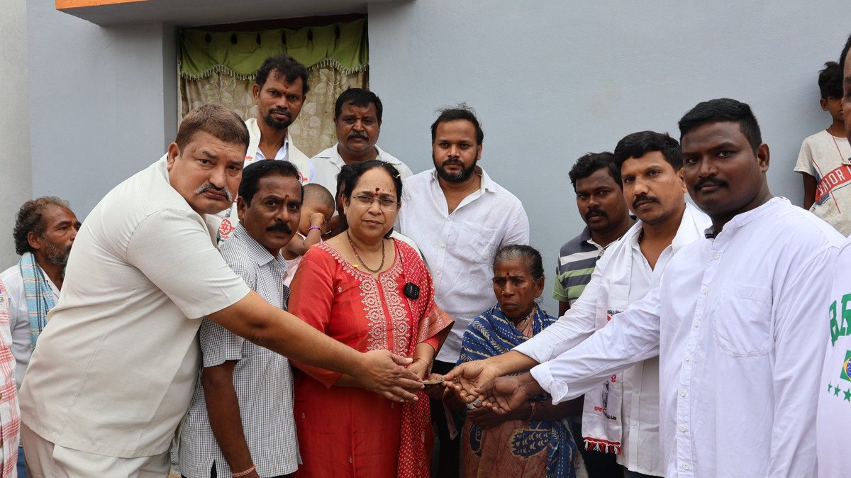 LokamMadhavi's tweet photo. భోగాపురం మండలం రెల్లిపేట ��్రామంలో లబ్ధిదారులకు పెన్షన్లు పంపిణీ చేసిన ఎమ్మెల్యే శ్రీమతి లోకం మాధవి గారు

భోగాపురం మండలం రెల్లిపేట గ్రామంలో నిర్వహించిన పెన్షన్ పంపిణీ కార్యక్రమంలో నెల్లిమర్ల నియోజకవర్గ ఎమ్మెల్యే శ్రీమతి లోకం మాధవి గారు ఈరోజు పాల్గొన్నారు.
ఈ సందర్భంగా అర్హులైన వృద్ధులు, వితంతువులు, దివ్యాంగులు మరియు ఇతర లబ్ధిదారులకు స్వయంగా పెన్షన్లు అందజేసిన ఎమ్మెల్యే లోకం మాధవి గారు, గౌరవ ముఖ్యమ��త్రి శ్రీ నారా చంద్రబాబు నాయుడు గారి నాయకత్వంలో, గౌరవ ఉప ముఖ్యమంత్రి శ్రీ పవన్ కళ్యాణ్ గారి సహకారంతో కూటమి ప్రభుత్వం ప్రతి నెలా పెన్షన్లను సకాలంలో లబ్ధిదారుల ఇంటి వద్దకే అందజేస్తూ వారి జీవితాలకు ఆర్థిక భరోసా కల్పిస్తోందని తెలిపారు.

అనంతరం లబ్ధిదారులతో ఆప్యాయంగా ముచ్చటించిన ఎమ్మెల్యే వారి యోగక్షేమాలను అడిగి తెలుసుకుని, ప్రజలకు ప్రభుత్వం అందిస్తున్న సంక్షేమ పథకాల ప్రయోజనాలు ప్రతి అర్హుడికి చేరేలా నిరంతరం కృషి చేస్తున్నామని పేర్కొన్నారు. ప్రజల సంక్షేమం, గ్రామాల అభివృద్ధి మరియు మెరుగైన మౌలిక సదుపాయ��ల కల్పనకు కూటమి ప్రభుత్వం కట్టుబడి పనిచేస్తోందని తెలిపారు.

@janasenaparty @pawankalyan @ncbn @jspshatagniteam @jspveeramahila @apdeputycmo 

#LokamMadhavi #pensionpampini #JanasenaParty #IdhimanchiPrabhutvam #NellimarlaConstituency