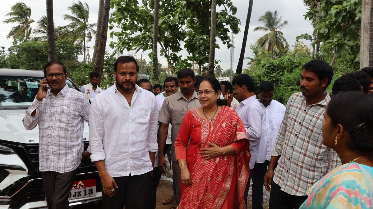 LokamMadhavi's tweet photo. భోగాపురం మండలం రెల్లిపేట ��్రామంలో లబ్ధిదారులకు పెన్షన్లు పంపిణీ చేసిన ఎమ్మెల్యే శ్రీమతి లోకం మాధవి గారు

భోగాపురం మండలం రెల్లిపేట గ్రామంలో నిర్వహించిన పెన్షన్ పంపిణీ కార్యక్రమంలో నెల్లిమర్ల నియోజకవర్గ ఎమ్మెల్యే శ్రీమతి లోకం మాధవి గారు ఈరోజు పాల్గొన్నారు.
ఈ సందర్భంగా అర్హులైన వృద్ధులు, వితంతువులు, దివ్యాంగులు మరియు ఇతర లబ్ధిదారులకు స్వయంగా పెన్షన్లు అందజేసిన ఎమ్మెల్యే లోకం మాధవి గారు, గౌరవ ముఖ్యమ��త్రి శ్రీ నారా చంద్రబాబు నాయుడు గారి నాయకత్వంలో, గౌరవ ఉప ముఖ్యమంత్రి శ్రీ పవన్ కళ్యాణ్ గారి సహకారంతో కూటమి ప్రభుత్వం ప్రతి నెలా పెన్షన్లను సకాలంలో లబ్ధిదారుల ఇంటి వద్దకే అందజేస్తూ వారి జీవితాలకు ఆర్థిక భరోసా కల్పిస్తోందని తెలిపారు.

అనంతరం లబ్ధిదారులతో ఆప్యాయంగా ముచ్చటించిన ఎమ్మెల్యే వారి యోగక్షేమాలను అడిగి తెలుసుకుని, ప్రజలకు ప్రభుత్వం అందిస్తున్న సంక్షేమ పథకాల ప్రయోజనాలు ప్రతి అర్హుడికి చేరేలా నిరంతరం కృషి చేస్తున్నామని పేర్కొన్నారు. ప్రజల సంక్షేమం, గ్రామాల అభివృద్ధి మరియు మెరుగైన మౌలిక సదుపాయ��ల కల్పనకు కూటమి ప్రభుత్వం కట్టుబడి పనిచేస్తోందని తెలిపారు.

@janasenaparty @pawankalyan @ncbn @jspshatagniteam @jspveeramahila @apdeputycmo 

#LokamMadhavi #pensionpampini #JanasenaParty #IdhimanchiPrabhutvam #NellimarlaConstituency