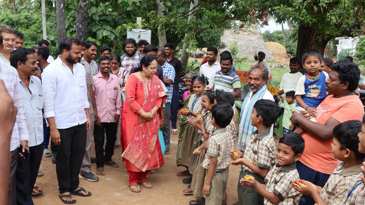 LokamMadhavi's tweet photo. భోగాపురం మండలం రెల్లిపేట ��్రామంలో లబ్ధిదారులకు పెన్షన్లు పంపిణీ చేసిన ఎమ్మెల్యే శ్రీమతి లోకం మాధవి గారు

భోగాపురం మండలం రెల్లిపేట గ్రామంలో నిర్వహించిన పెన్షన్ పంపిణీ కార్యక్రమంలో నెల్లిమర్ల నియోజకవర్గ ఎమ్మెల్యే శ్రీమతి లోకం మాధవి గారు ఈరోజు పాల్గొన్నారు.
ఈ సందర్భంగా అర్హులైన వృద్ధులు, వితంతువులు, దివ్యాంగులు మరియు ఇతర లబ్ధిదారులకు స్వయంగా పెన్షన్లు అందజేసిన ఎమ్మెల్యే లోకం మాధవి గారు, గౌరవ ముఖ్యమ��త్రి శ్రీ నారా చంద్రబాబు నాయుడు గారి నాయకత్వంలో, గౌరవ ఉప ముఖ్యమంత్రి శ్రీ పవన్ కళ్యాణ్ గారి సహకారంతో కూటమి ప్రభుత్వం ప్రతి నెలా పెన్షన్లను సకాలంలో లబ్ధిదారుల ఇంటి వద్దకే అందజేస్తూ వారి జీవితాలకు ఆర్థిక భరోసా కల్పిస్తోందని తెలిపారు.

అనంతరం లబ్ధిదారులతో ఆప్యాయంగా ముచ్చటించిన ఎమ్మెల్యే వారి యోగక్షేమాలను అడిగి తెలుసుకుని, ప్రజలకు ప్రభుత్వం అందిస్తున్న సంక్షేమ పథకాల ప్రయోజనాలు ప్రతి అర్హుడికి చేరేలా నిరంతరం కృషి చేస్తున్నామని పేర్కొన్నారు. ప్రజల సంక్షేమం, గ్రామాల అభివృద్ధి మరియు మెరుగైన మౌలిక సదుపాయ��ల కల్పనకు కూటమి ప్రభుత్వం కట్టుబడి పనిచేస్తోందని తెలిపారు.

@janasenaparty @pawankalyan @ncbn @jspshatagniteam @jspveeramahila @apdeputycmo 

#LokamMadhavi #pensionpampini #JanasenaParty #IdhimanchiPrabhutvam #NellimarlaConstituency