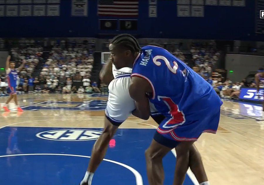 LandonPugh3's tweet photo. Hey @thetournament , your officials are so bad they don’t know which ball(s) count toward a jump ball. My man Willie got violated last night! https://t.co/hSs1r9k07k