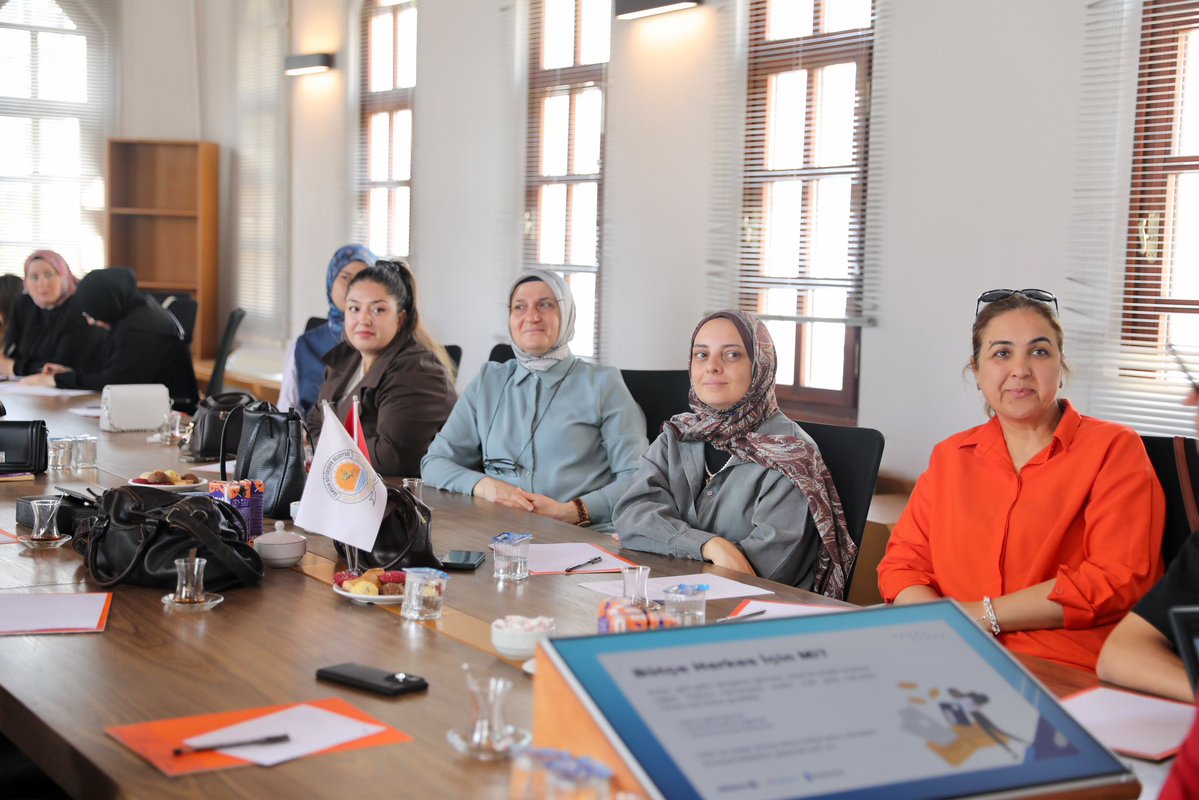 samsunbsb's tweet photo. Bilgiyle güçleniyor, üretiyor ve gelişiyoruz. 😇

Şehrimizde faaliyet gösteren sivil toplum kuruluşlarına yönelik hayata geçirdiğimiz STK Akademi Samsun projemizin açılış programını ve ilk eğitimini gerçekleştirdik. 🗣️💭

Program kapsamında Kafkas Çerkes Kadın Derneği üyeleriyle bir araya gelerek Uygulamalı Girişimcilik ve Finansal Okuryazarlık Eğitimi düzenledik. 📖