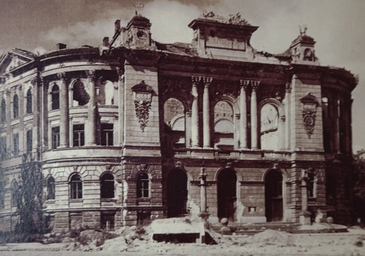PW_edu's tweet photo. 📅 82 lata temu, 1 sierpnia o godz. 17:00, wybuchło Powstanie Warszawskie. 

Terenu Politechniki Warszawskiej bronili żołnierze 3. Batalionu Pancernego AK „Golski”. Ostatecznie Niemcy zdobyli budynek Politechniki 19 sierpnia.

#Pamiętamy https://t.co/Owg8ofwCEv