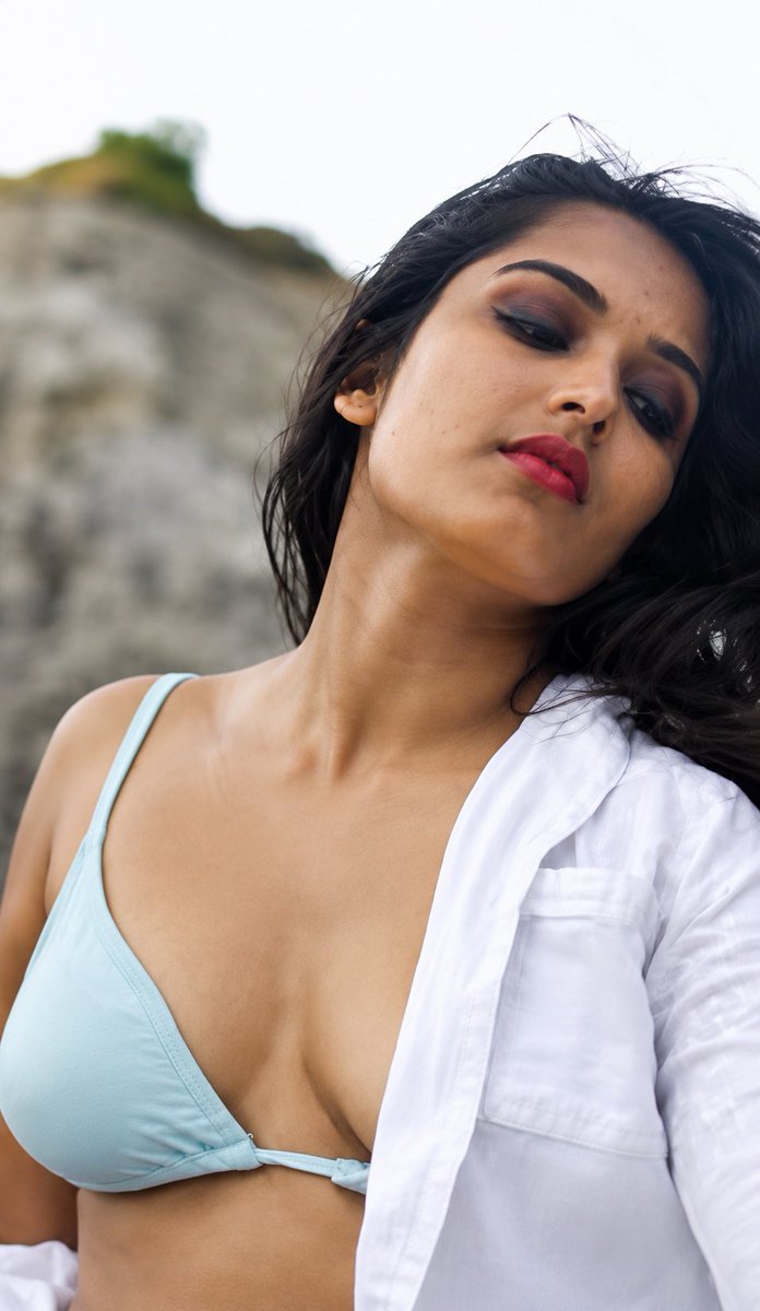 Lollipopumaybe's tweet photo. Abhaa priyanka jaein lanja emana unabey bra lo bikini vesetey ayipovey lanja a boobs ni notko petukoni chekuthu ne notko na sulli peti dengala ani undey lanja https://t.co/70TaTiQZH4