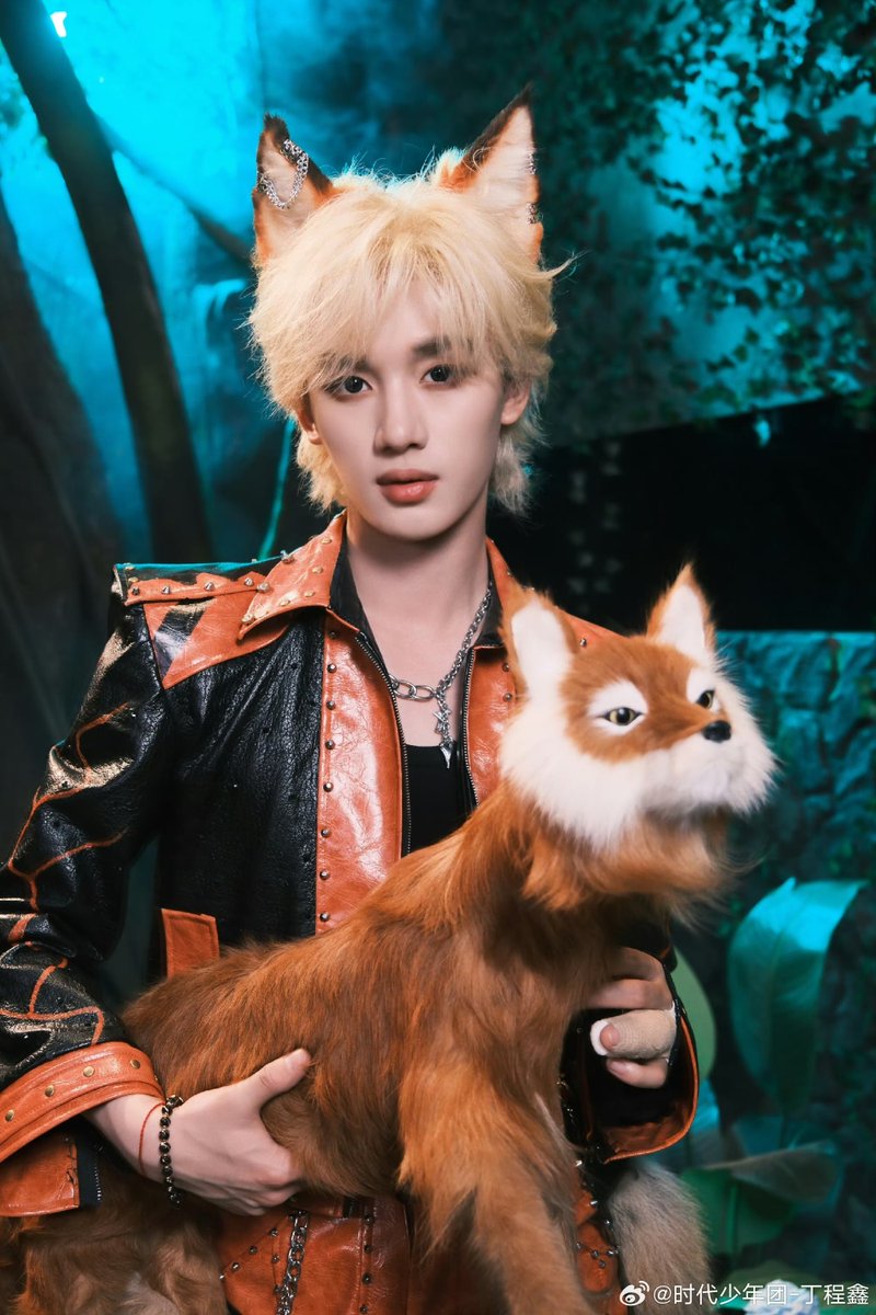 DCXOVERCSTATION's tweet photo. 【丁程鑫微博更新】
抱只🦊

#丁程鑫 #DingChengXin #딩청신 #dinhtrinhham #时代少年团 #TeensinTimes #时代少年团丁程鑫 #ติงเฉิงซิน  #tnt_thời_đại_thiếu_niên_đoàn https://t.co/3sKhlNW10u