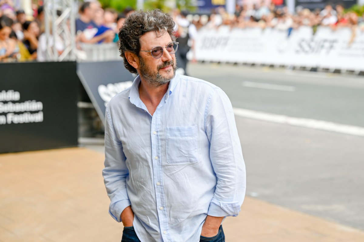sansebastianfes's tweet photo. Muy tristes por el fallecimiento del grandísimo actor Manolo Solo, un rostro habitual en los últimos años y muy querido en nuestro Festival. Ganador de un Goya por 'Tarde para la ira' (2016), obtuvo galardones y nominaciones a varios premios por trabajos presentados en el @sansebastianfes como 'La isla mínima' (2014), 'El buen patrón (2021), 'Cerrar los ojos' (2023) o 'Una quinta portuguesa' (2025), entre otros.

💔 Desde el Festival mandamos un abrazo enorme a todos sus familiares, amigos y compañeros.
