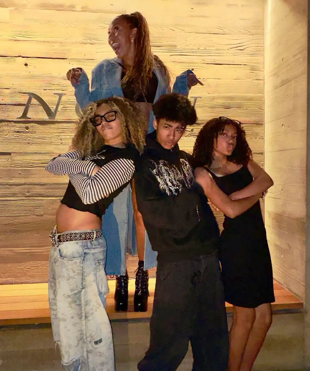 IAMJamena's tweet photo. @spicegirls #InternationalFriendshipDay❣️✌🏽✌🏻✌🏻✌🏻✌🏻
#SPICEGIRLS🎶🎤⭐🎤⭐🎤⭐🎤⭐🎤⭐🎶
&
NOW
#SPICEWives💞 & #SPICEMums❣️❣️❣️❣️❣️
Mrs #SportySPICE🎶👰🏻♀️💍💒🤵🏻♂️ 🌷
Mrs #ScarySPICE🤎🐆👰🏽♀️💍💞🤵🏻♂️🌷🌷🌷
Mrs #PoshSPICE🖤👰🏻💍🤵🏼♂️⚽+💠💠💠🌷
Mrs #BabySPICE✌🏻💖👰🏼♀️💍💞🤵🏽♂️+💠🌷
Mrs #GingerSPICE🇬🇧👰🏼♀️💍💞🔔 💠 https://t.co/e3PgA2YS8X