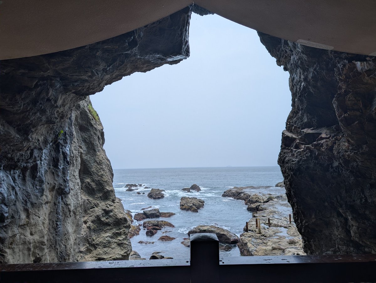 69oribe's tweet photo. 空海ゆかりのパワスポ　江ノ島岩屋で洞窟探検｜電子書籍作家　おりべまこと（福嶋誠一郎） https://t.co/odYtWLnM9b 
江ノ島岩屋は岸壁にできた洞窟で、
弘法大師空海が弁財天と出会った場所として、
源頼朝が戦勝祈願を場所として有名。
海風が吹き込む指折りのパワースポットになっています。 https://t.co/UmsoNu2kEM