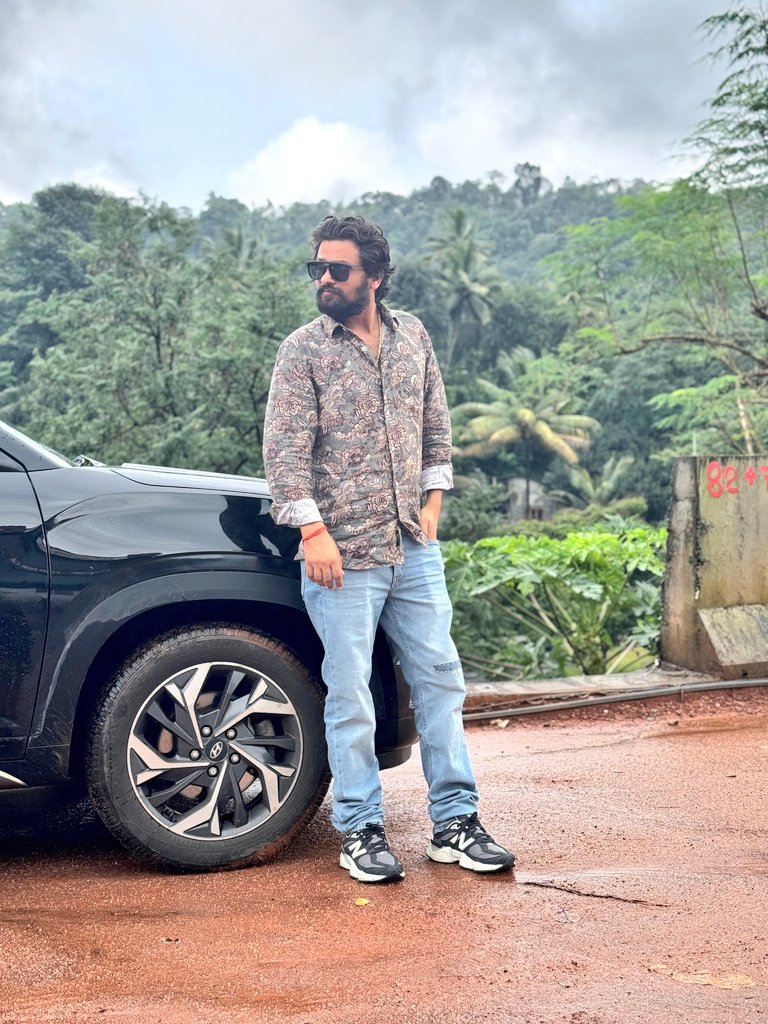 JaikyYadav16's tweet photo. पता नहीं कौन वो लोग हैं जो अपना देश छोड़कर के बाहर विदेशों में घूमने जाते हैं, उनकी जेबें भरने जाते हैं, 

मैं उनसे सिर्फ एक बात कहना चाहता हूं।

आप एक बार अपने देश में तो घूमिए अगर आपको स्वर्ग की अनुभूति न हो जाए तो आप मुझसे शिकायत करना।

मैं अभी केरल के मुन्नार में हूं और क्या गजब की खूबसूरती है, हर तरफ Greenery और ऊपर से मौसम, उफ्फ! मैं आपसे बयां नहीं कर सकता।

आपको अपने जीवन में एकबार Kerala जरूर आना चाहिए।