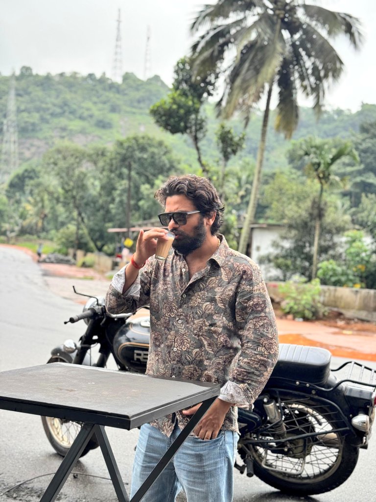 JaikyYadav16's tweet photo. पता नहीं कौन वो लोग हैं जो अपना देश छोड़कर के बाहर विदेशों में घूमने जाते हैं, उनकी जेबें भरने जाते हैं, 

मैं उनसे सिर्फ एक बात कहना चाहता हूं।

आप एक बार अपने देश में तो घूमिए अगर आपको स्वर्ग की अनुभूति न हो जाए तो आप मुझसे शिकायत करना।

मैं अभी केरल के मुन्नार में हूं और क्या गजब की खूबसूरती है, हर तरफ Greenery और ऊपर से मौसम, उफ्फ! मैं आपसे बयां नहीं कर सकता।

आपको अपने जीवन में एकबार Kerala जरूर आना चाहिए।