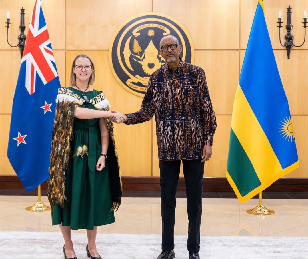 placide_art's tweet photo. Perezida Paul #Kagame yakiriye impapuro zemerera Ambasaderi Nasra Bint Salim Bin Mohammed Al-Hashmi wa Oman na Olivia Charlotte Owen wa Nouvelle-Zélande guhagararira ibihugu byabo mu Rwanda. https://t.co/tIf9YF5FYm