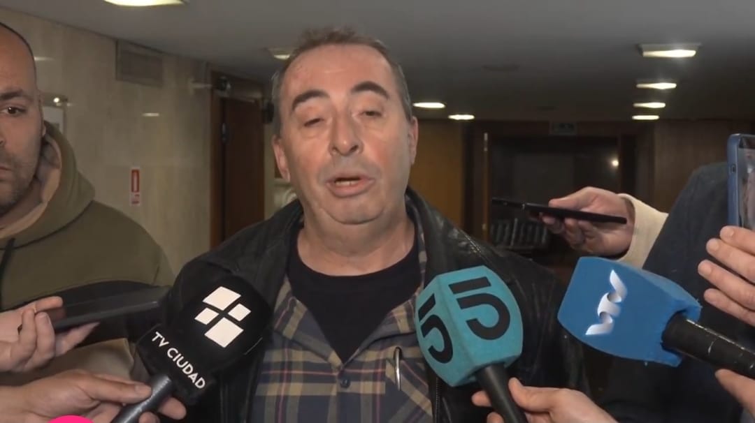 gusgomezgermano's tweet photo. Entrevista al presidente del sindicato de trabajadores del Canal 12 en el Parlamento.

¿Los micrófonos de qué informativos faltan? 🙄 https://t.co/dq6XpNZE7F