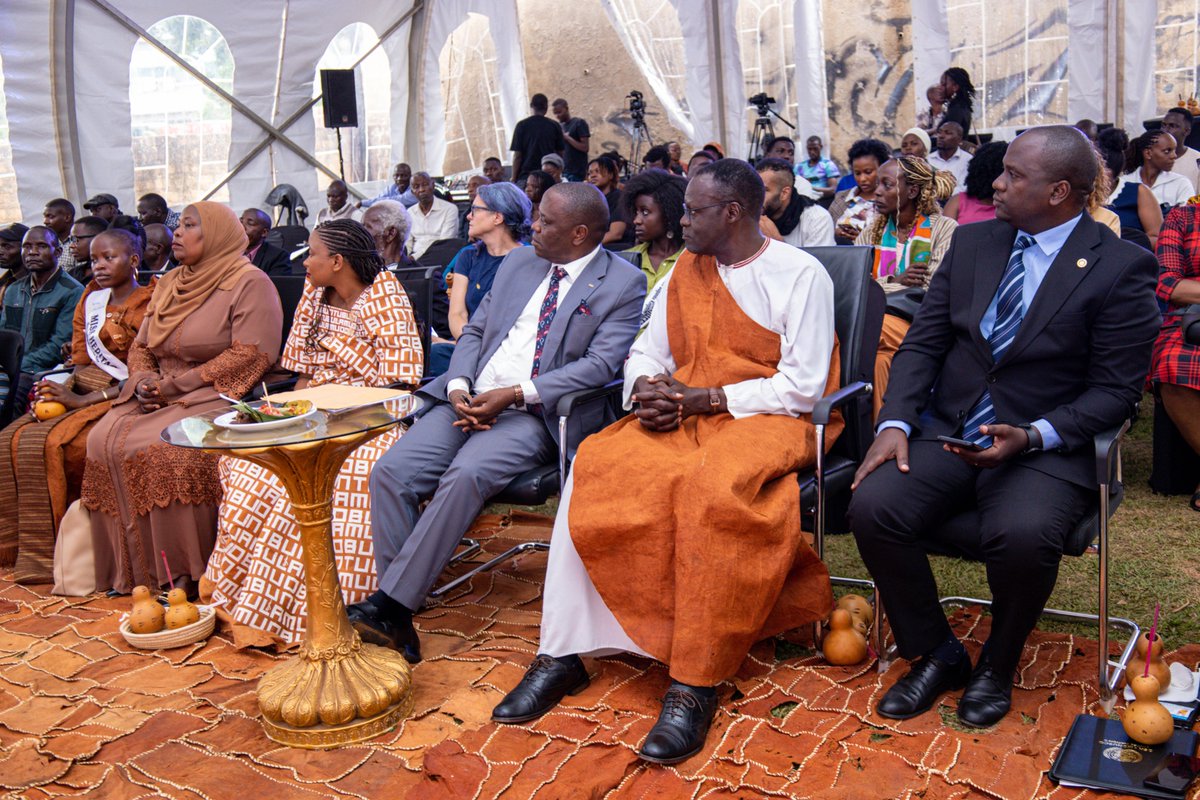 KinuaFoundation's tweet photo. Backcloth is more than fabric. It's a symbol of our history, identity, and cultural pride. It's inspiring to see @Xensonartspace reviving its significance and reminding us that preserving our heritage is key to shaping our future.  #Backcloth #Culture #UgandanArt #Heritage https://t.co/eRqbJKwoVt