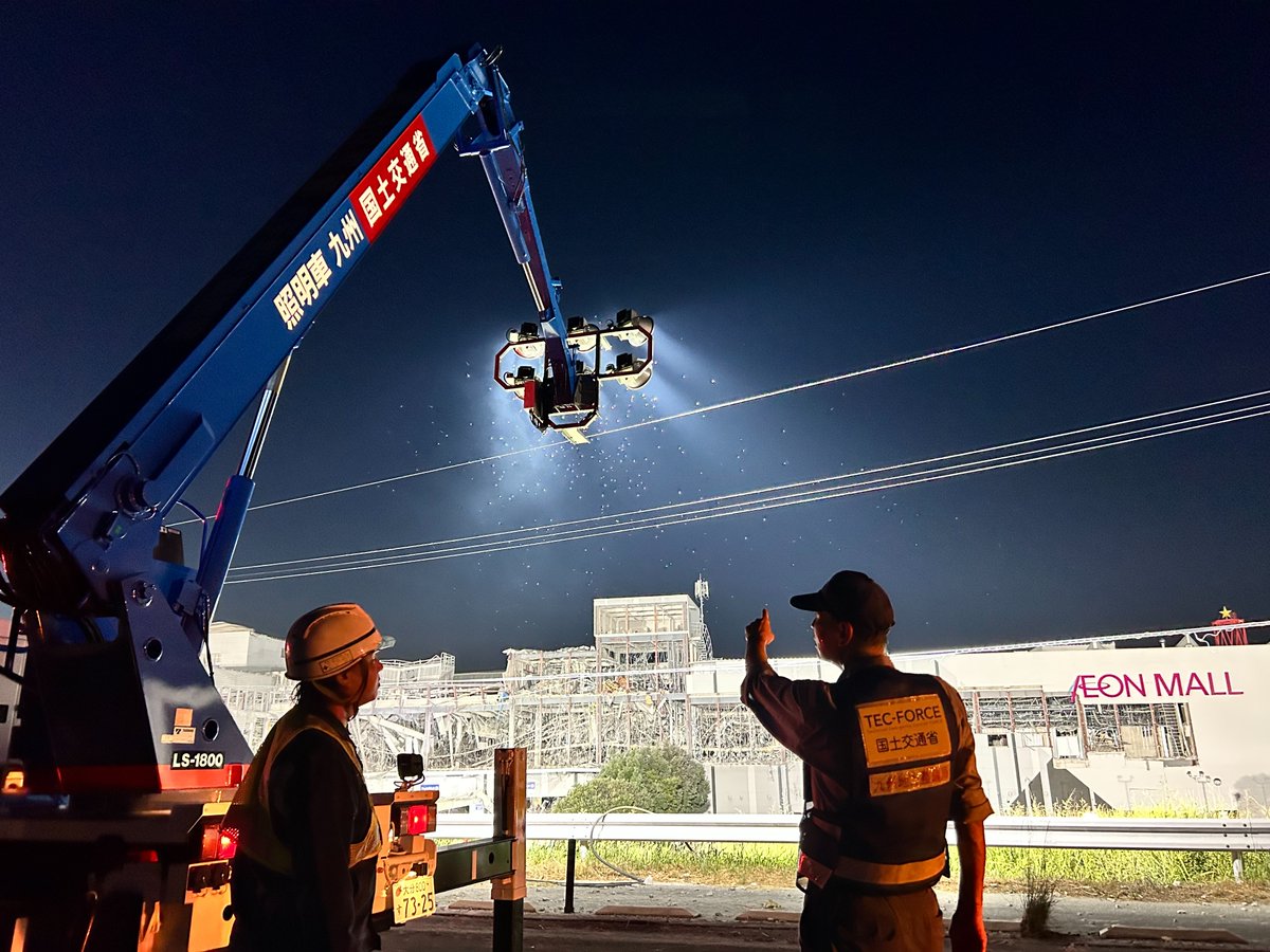 mlit_Kyushu's tweet photo. 【救助活動が続く現場を照らします】
現在も懸命な救助活動が続く ＃イオンモール熊本 で九州地方整備局の照明車を5台派���し、夜間救助活動の支援を行っております。
＃令和8年熊本地震 ＃照明車　＃災害支援 https://t.co/b3Hptqq35S