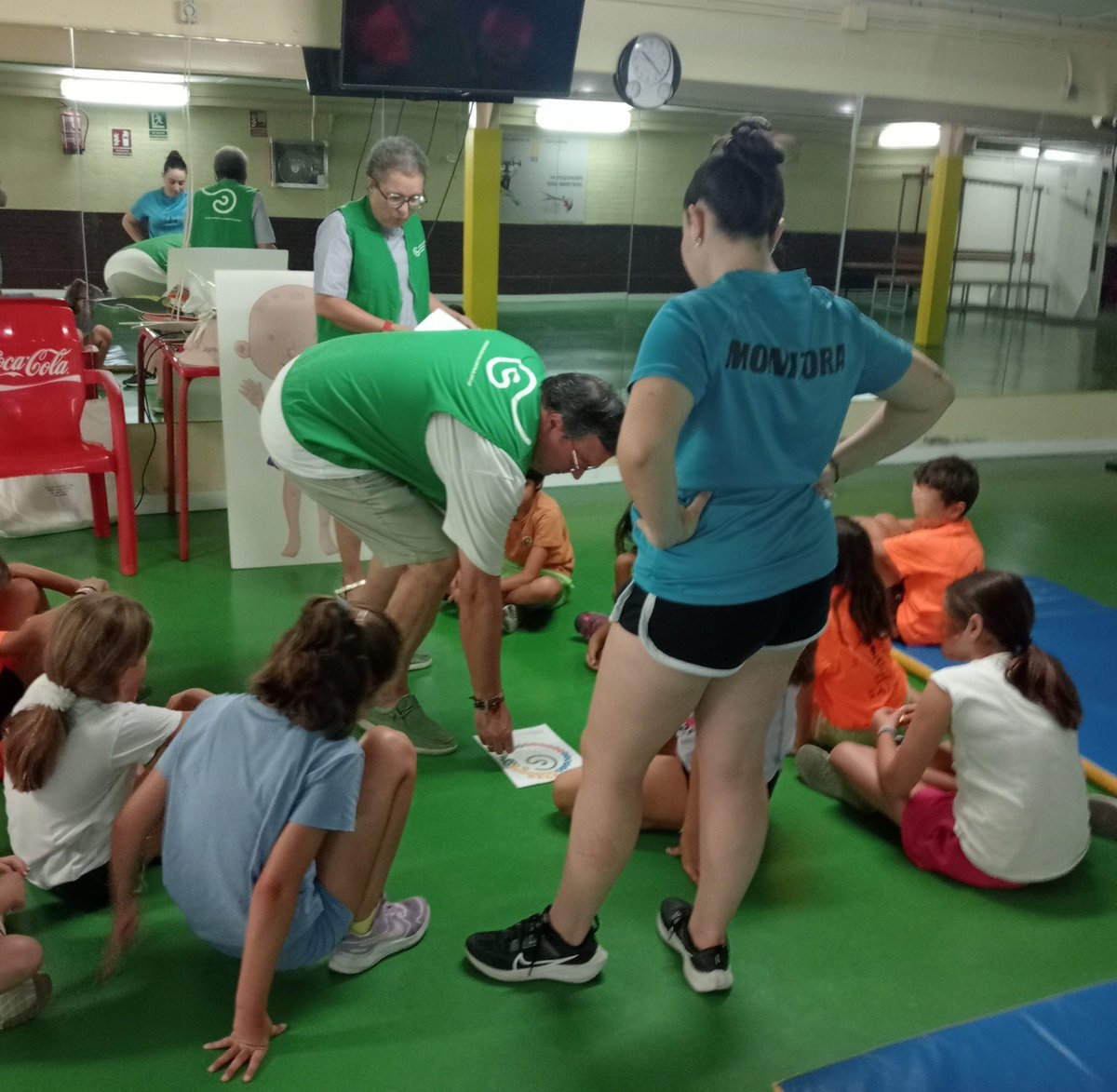 ContraCancerCAC's tweet photo. ☀ Actividad de prevención del cáncer de piel realizada en @safydeuex   con ayuda del voluntariado de la Asociación Española Contra el Cáncer

Juegos para enseñar cómo protegerse del sol desde la👧👦 infancia

#protegetupieldelsol https://t.co/SP5cQGm7fs