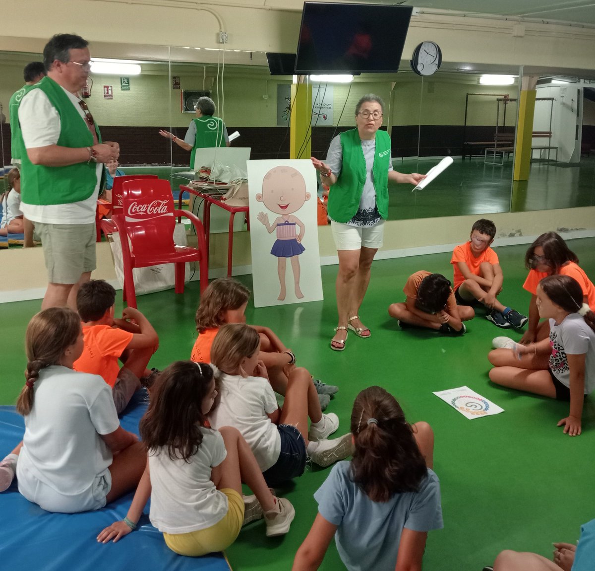 ContraCancerCAC's tweet photo. ☀ Actividad de prevención del cáncer de piel realizada en @safydeuex   con ayuda del voluntariado de la Asociación Española Contra el Cáncer

Juegos para enseñar cómo protegerse del sol desde la👧👦 infancia

#protegetupieldelsol https://t.co/SP5cQGm7fs
