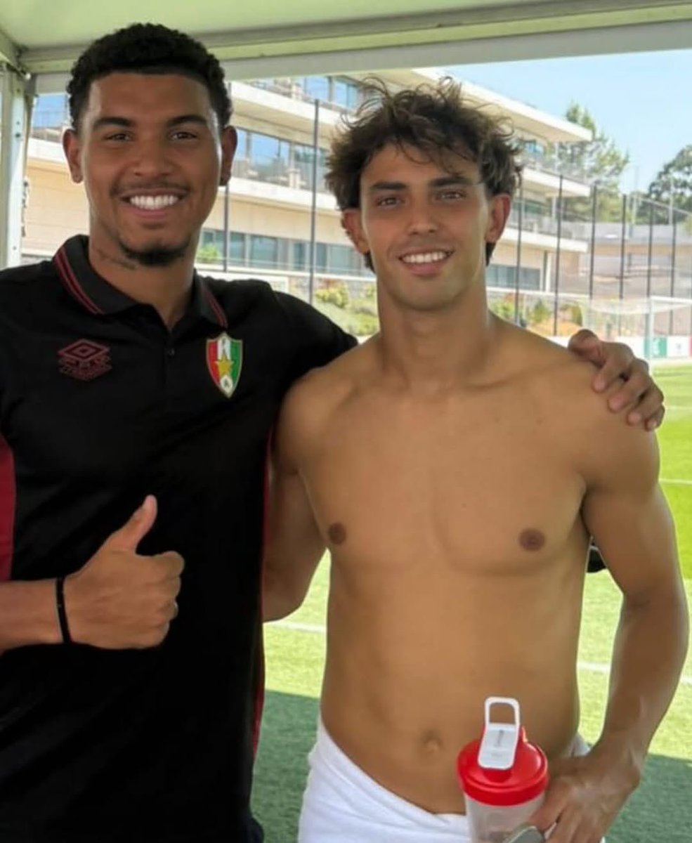 3mkjoao's tweet photo. كلهم فرحانين انهم قاعدين يخدمون الملك جواوي🤟🏻😭 https://t.co/OtGM0GTx4y