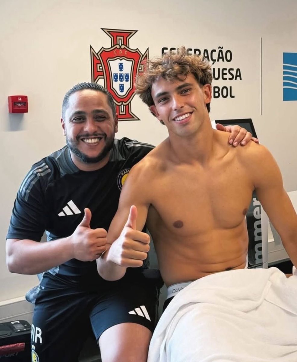 3mkjoao's tweet photo. كلهم فرحانين انهم قاعدين يخدمون الملك جواوي🤟🏻😭 https://t.co/OtGM0GTx4y