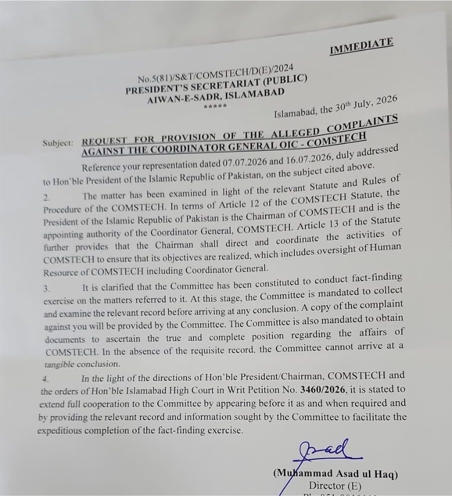 KlasraRauf's tweet photo. پورا ملک بلوچستان سے کمشیر تک ڈسٹرب ہے لیکن ایوان صدر کو ایک ہی فکر ہے بڑے صاحب کے  لاڈلے دوست کی بیگم صاحبہ کو کسی طرح کراچی سے لا کر OIC Comstech میں کوارڈینیٹر ڈاکٹر اقبال کی جگہ لگایا جائے۔
مزے کی بات ہے ڈاکٹر اقبال کو کہا گیا ہے وہ اپنے خلاف خود ثبوت پیش کریں تاکہ ان کے خلاف کاروائی کر کے ہٹایا جائے۔ ڈاکٹر اقبال کے خلاف فیکٹ فائنڈنگ انکوائری صدر زرداری نے آڈر کی تو انہوں نے جوابا صدر کو لکھ بھیجا کہ مجھے بتایا تو جائے میرے خلاف کیا الزامات ہیں تاکہ میں ان کا دفاع کر سکوں۔اب انہیں بتایا گیا ہے وہ سب دستاویزات خود ہی کمیٹی کو فراہم کریں پھر کمیٹی کسی نتیجہ پر پہنچے گی۔۔ 
ایوان صدر  تو نہیں بتا رہا لیکن میں بتا رہا ہوں ڈاکٹر اقبال پر ایک ہی سنگین الزام ہے جب صدر صاحب کے لنگوٹیے نے انہیں فون کر کے “فرینڈلی مشورہ” دیا کہ وہ استححفی دے دیں تاکہ وہ اپنی بیگم صاحبہ کو وہاں لگوا سکیں تو انہوں نے انکار کیوں کیا۔ اس سے بڑا سنگین جرم اور کیا ہوسکتا ہے۔😎🤓😬

@CMShehbaz @MoitOfficial @TararAttaullah @JunaidAkbarMNA @SyedAliZafar1 @HinaRKhar @ShaziaAttaMarri @AseefaBZ @sherryrehman @SenatorSaleem @BarristerGohar @KhSaad_Rafique @KhawajaMAsif