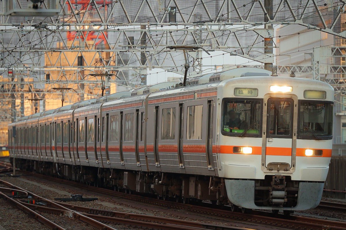 Centraltrain313's tweet photo. 遅ればせながら...
毎年恒例の袋井花火臨大垣車担当ですが、今年は313系0番台の8両編成が充当されました。
静岡車と異なり行先の対照表に無い袋井行きの運用の際に見られる白幕、地味に撮った事が無かったので記録できて良かったです。 https://t.co/Mox7TNGgkQ