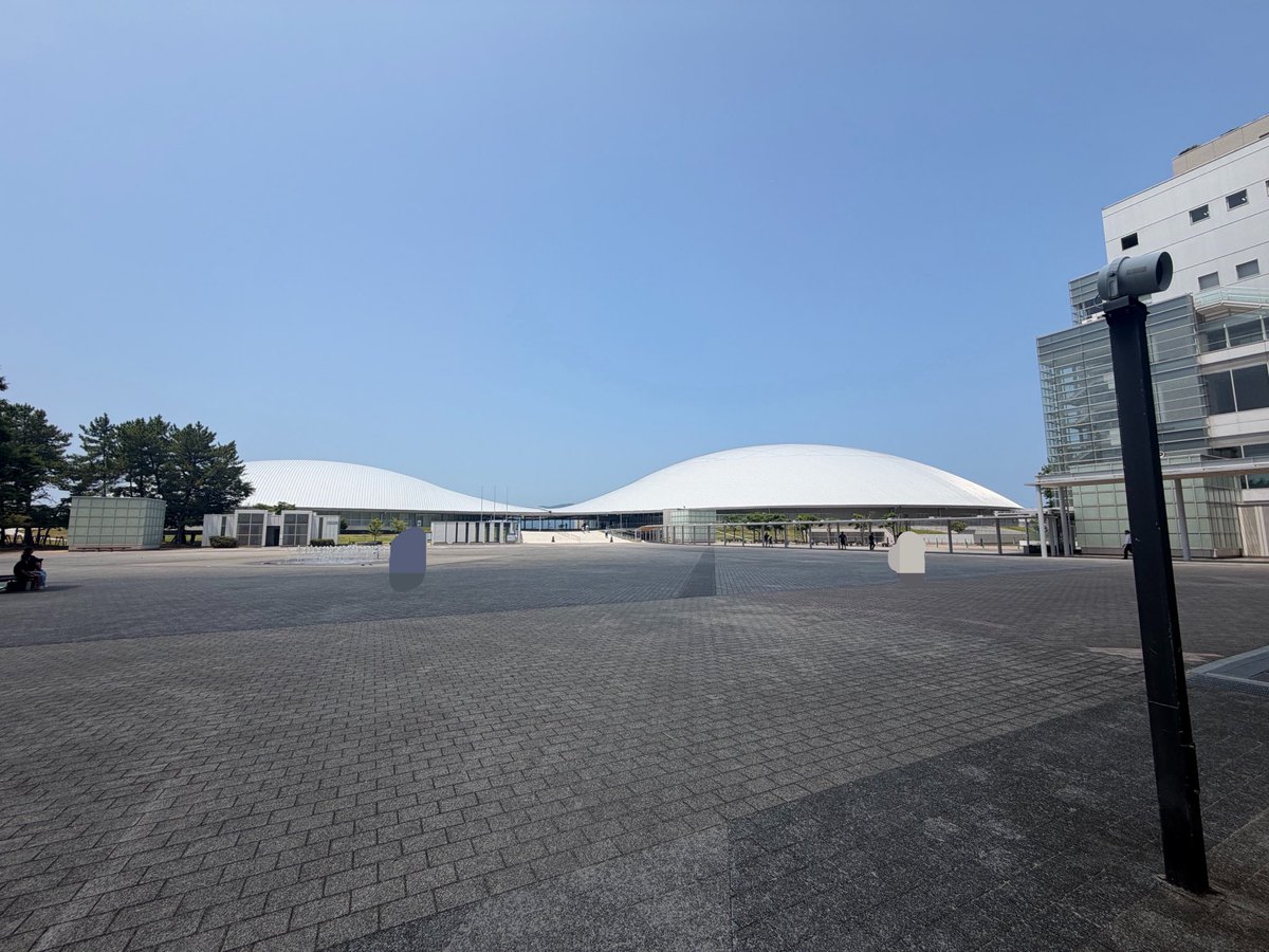 p0nz_yuz's tweet photo. SHADOWS香川公演へ来られる方へ
おすすめの場所やアリーナ周辺をご案内します✨️

まず、高松駅からあなぶきアリーナに歩いていくとこんな景色です‼️
アリーナの前は広場になっているのでここでグッズ販売するのかなーと思いました！
（ツリーに続きます）
 #MGA_SHADOWS 
 #香川 https://t.co/ELFcigRMtC
