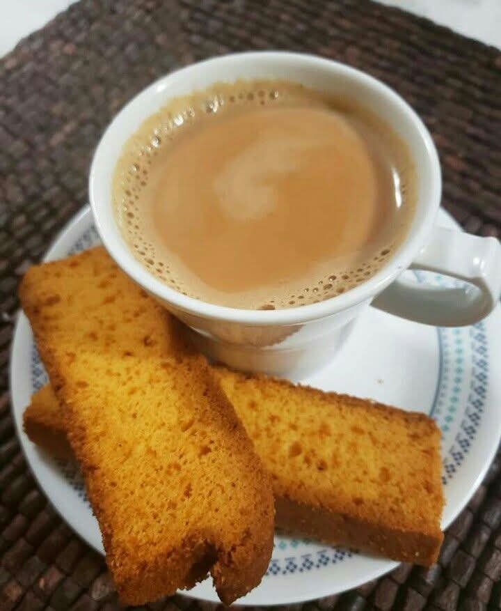 Cecelowiue's tweet photo. Kopi susu dan roti kering untuk ngemil malam ini, kalian ngemil apa ? https://t.co/Xzvibi2PCz