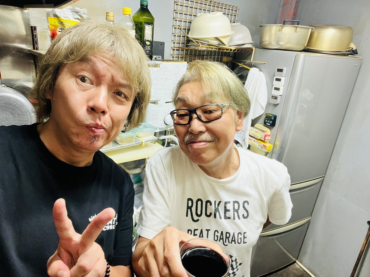 TERRY_BOOGIEMAN's tweet photo. 甲府キングラットご来場の皆様、マスター萩さん、共演のトールさん、Komeさんありがとうございました
水曜日の夜に熱い夜！
Komeさん夏フェスの様なライヴ！黄さんギター上手過ぎ
Small Battery、Teddさんと2人演った事ない曲も含めたっぷりと…
楽しい夜でした
またよろしくお願いします https://t.co/NNa7HssBoA