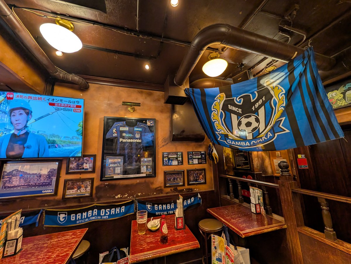 SUNPOLE9's tweet photo. HUBはお店毎に推しチーム違うけど、昨日行ったお店の推し？チームはこちら

HUB LINKS UMEDA店
→アントラーズ？
HUB梅田茶屋町店
→ガンバ大阪？店の奥はアーセナルだった
HUB梅田茶屋町アプローズ店
→サッカー推しではないみたい
HUBエキマルシェ大阪ウメスト店
→ん？まさかのエスパルス？

#HUB https://t.co/IkdjuVjjDf