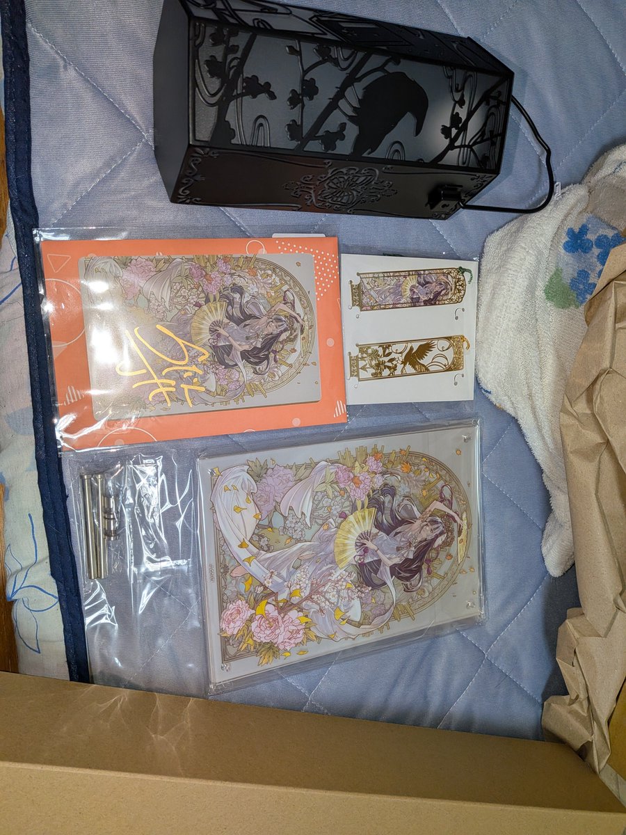 tabikoro's tweet photo. らでんちゃん生誕祭フルコンプが届いたー！色紙３枚目！パネルもあるし今度はどう飾ろうかな〜。ランタンは日常使いできるな〜。車中泊に使ってもいいな〜。 https://t.co/beuuL7L6q1