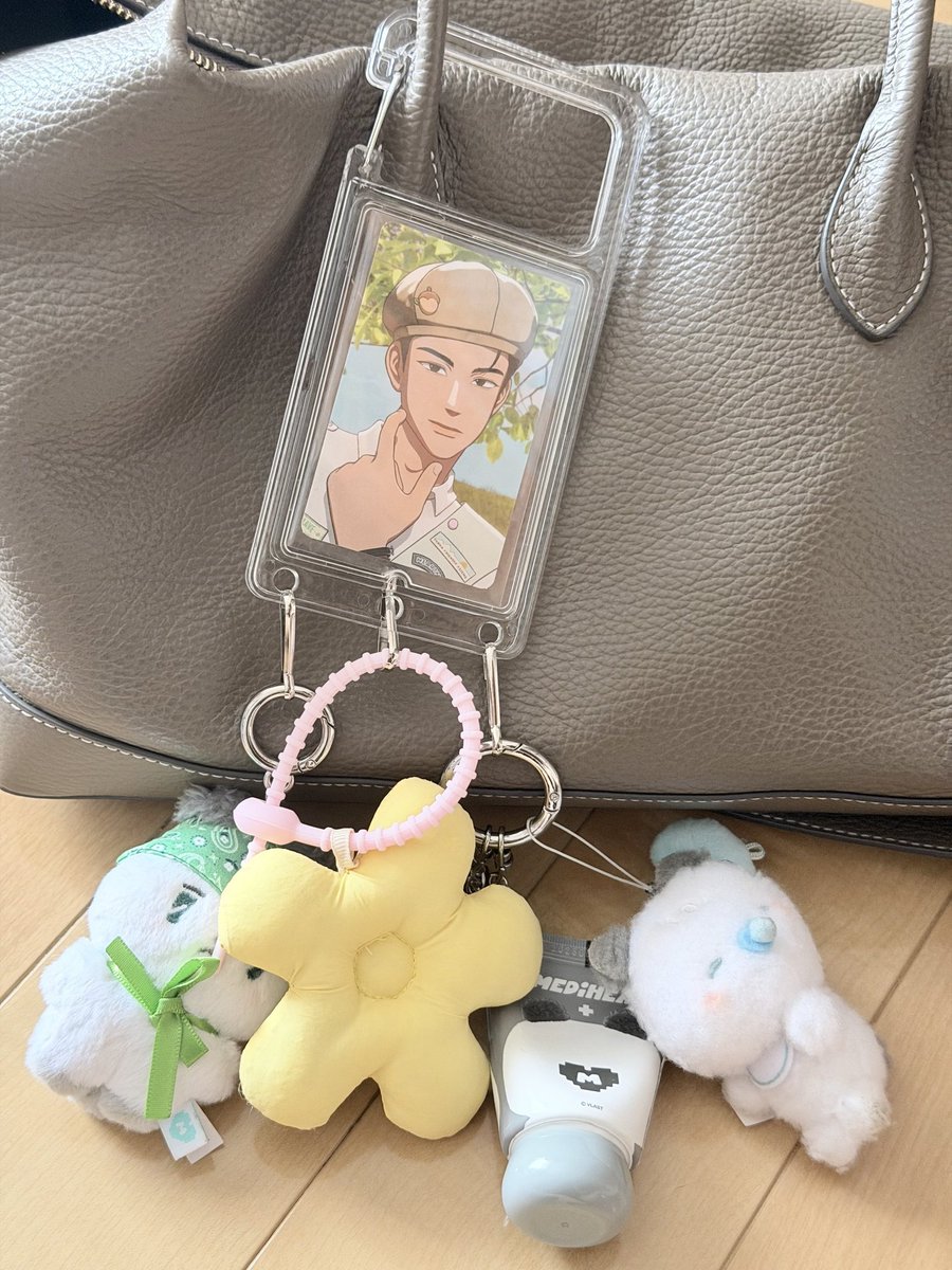 doychuu's tweet photo. ˚₊‧꒰ა OPEN PO DAISO TRADING CARD HOLDER
໒꒱ ‧₊˚

✿ Clear acrylic holder with carabiner hook
✿ Fits standard PC (8.8 × 6.5 cm)

₊˚ Price ₊˚
Rp. 32.500/pcs
✿ Bersih jp
✿ Excl. pack &amp; EMS/Tax

🔗 Gform order
https://t.co/t0xcgVPccl

🗓 LAST PO : 9 August 2026 https://t.co/EtPSq3XzXc