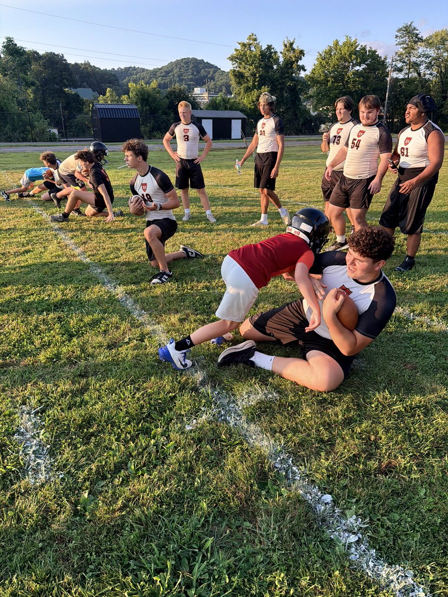 McelroyOwen50's tweet photo. Growing the game is something I really enjoy. This week our varsity football team hosted a youth football camp, and I loved investing in the next generation and helping younger players develop a love for the game. One of the best parts was getting to line up against my little brother. Looking forward to seeing him keep getting better. @PlayBookAthlete @CoachDez_NCSA